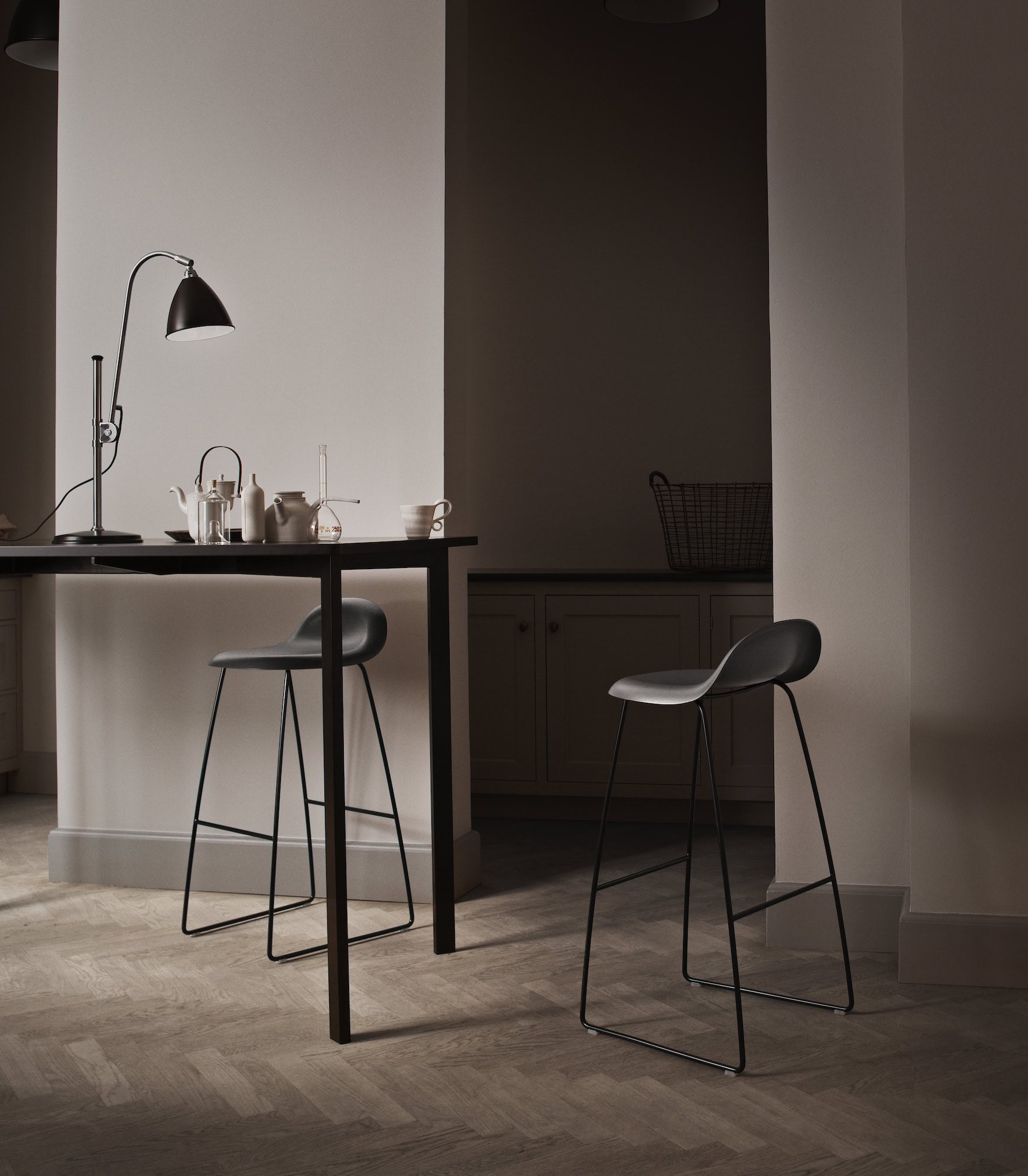 Hocker GUBI 3D zwart zitvlak met verchroomde basis