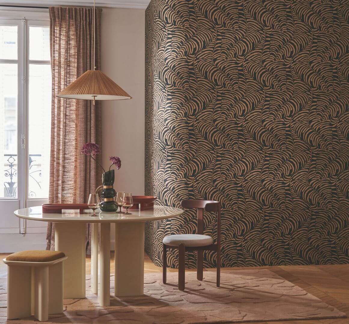 Metallic wallpaper with a fern leaf plant motif NOBILE - JASPE/DORÉ green with gold