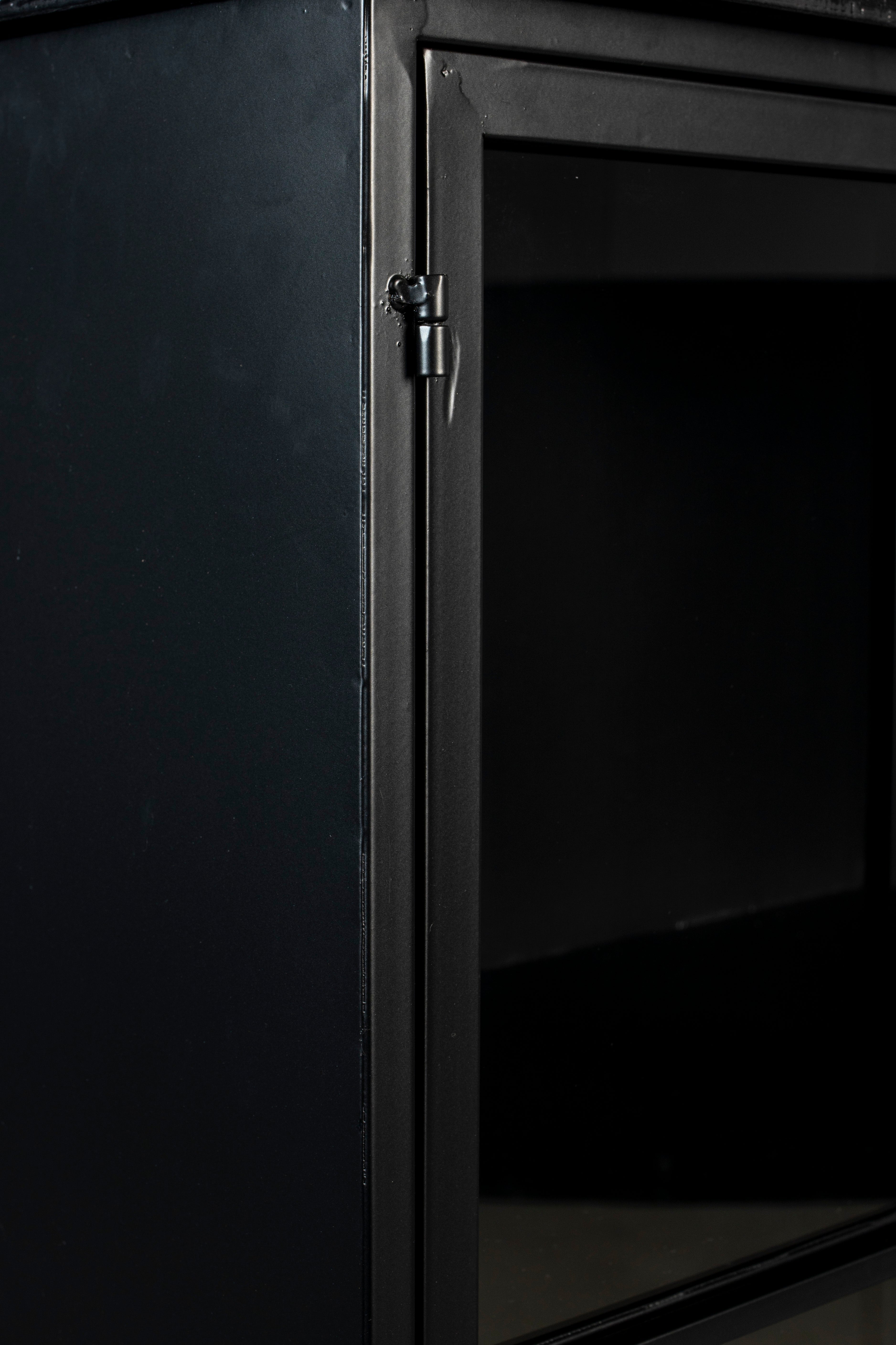 Zwarte FERRE vitrinekast met 2 deuren op wielen