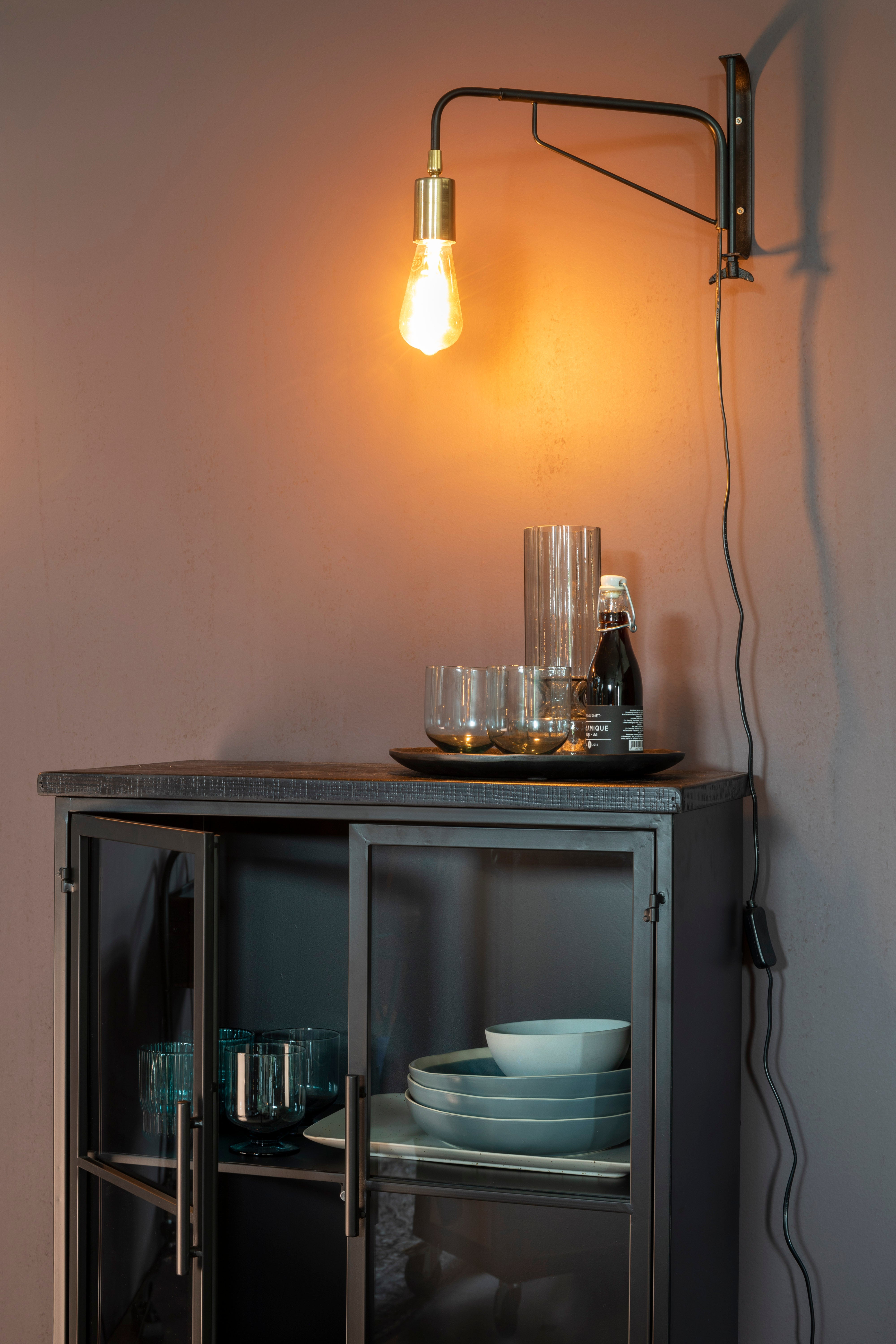 Zwarte FERRE vitrinekast met 2 deuren op wielen