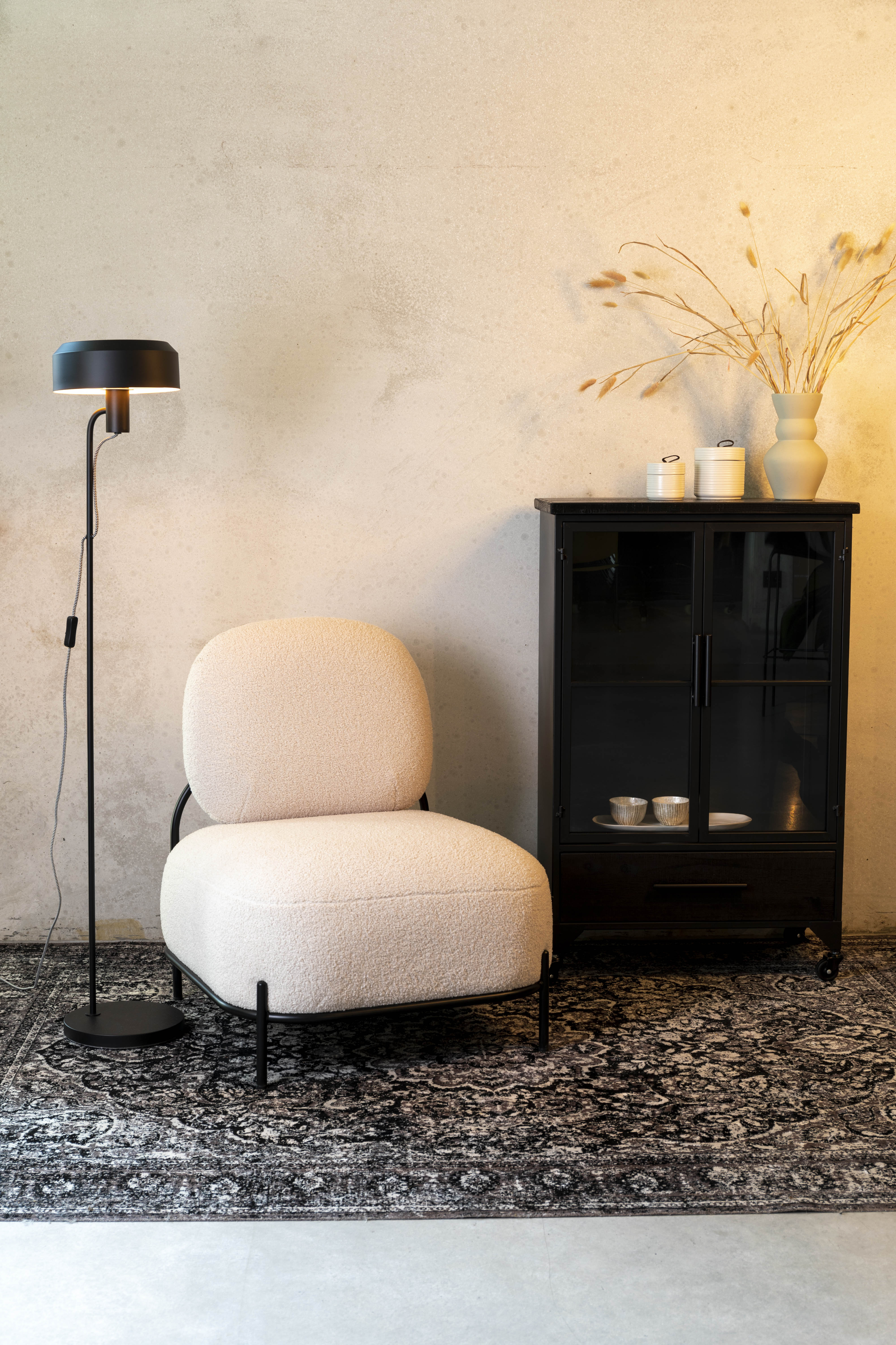 Zwarte FERRE vitrinekast met 2 deuren op wielen