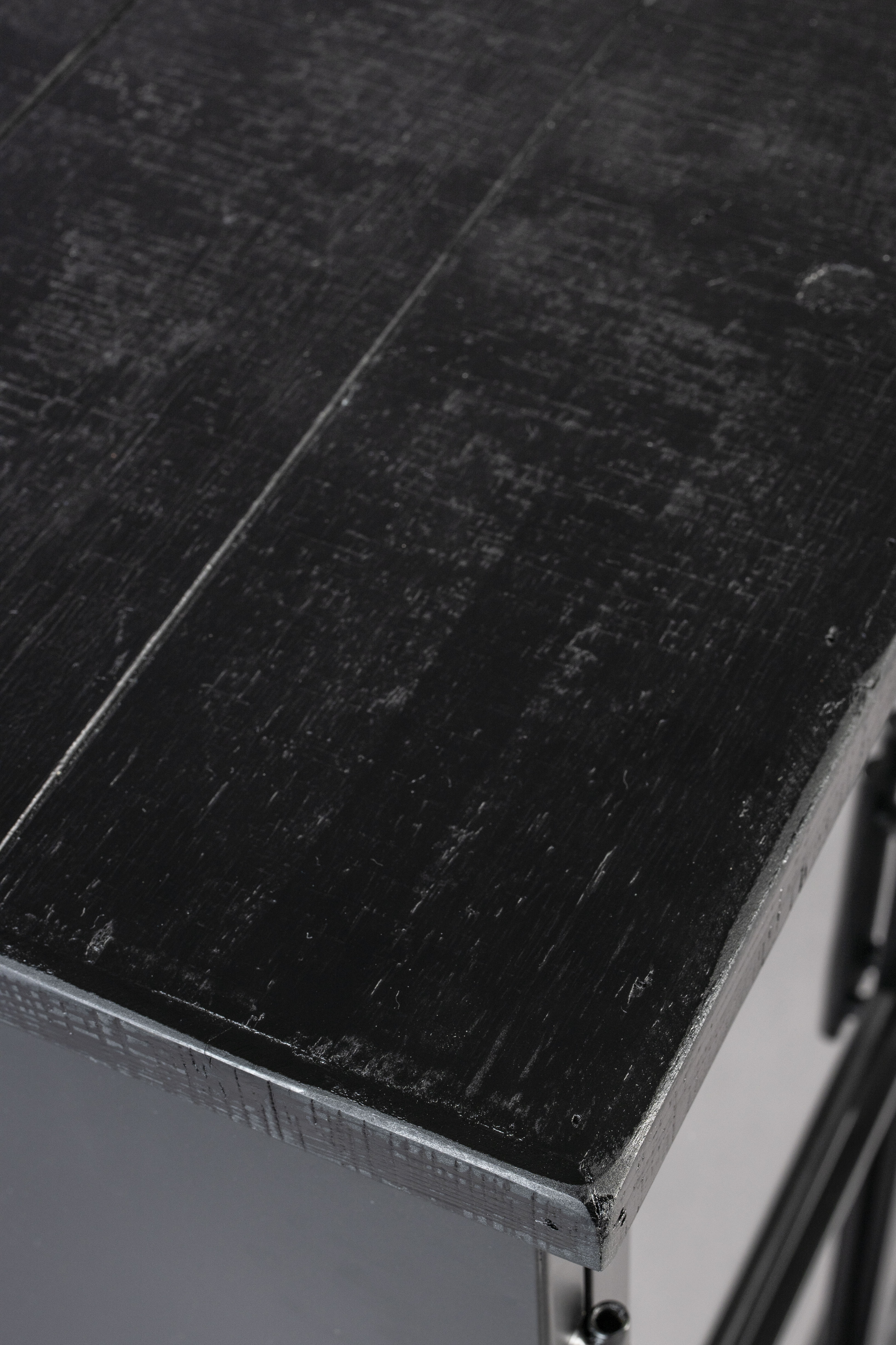 Zwarte FERRE 4-deurs vitrinekast