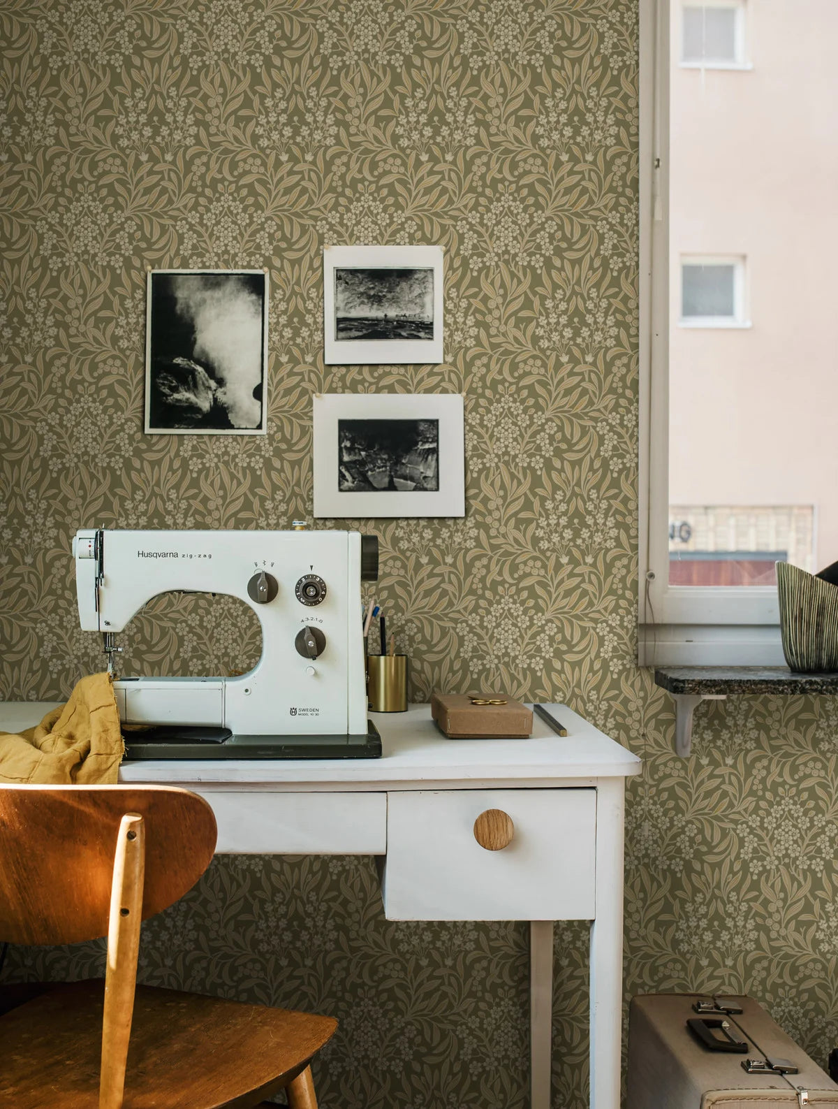 Vlies-Tapete mit pflanzlichem Muster KRYDDHYLLAN grün mit beige