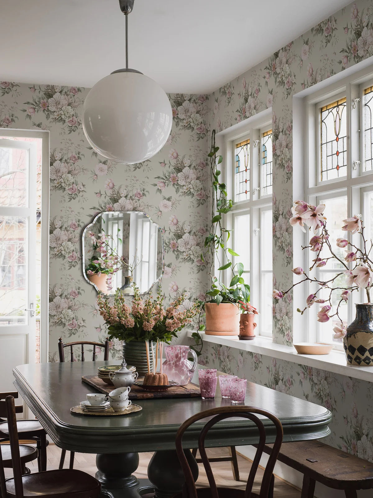 Vliesbehang met plantaal patroon FLORAL CHARM beige met roze