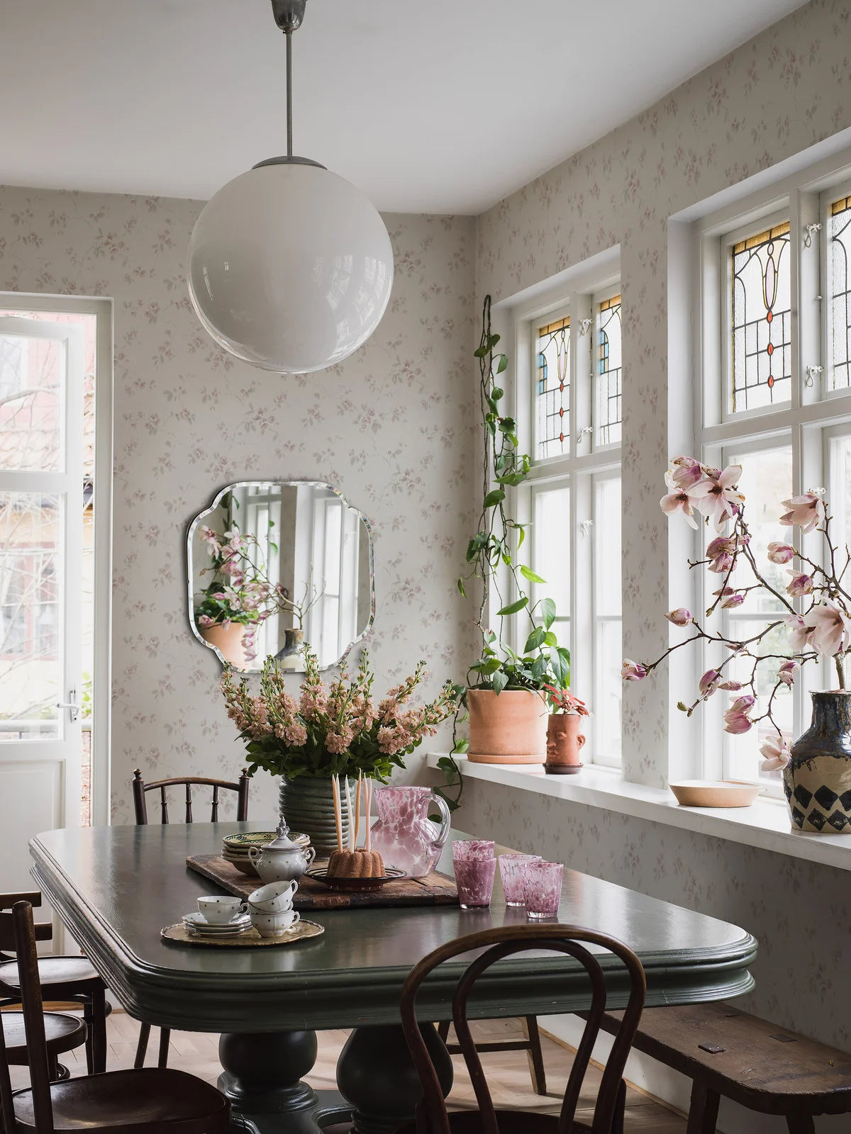 Vliesbehang met een plantaal vintage rozenpatroon in beige