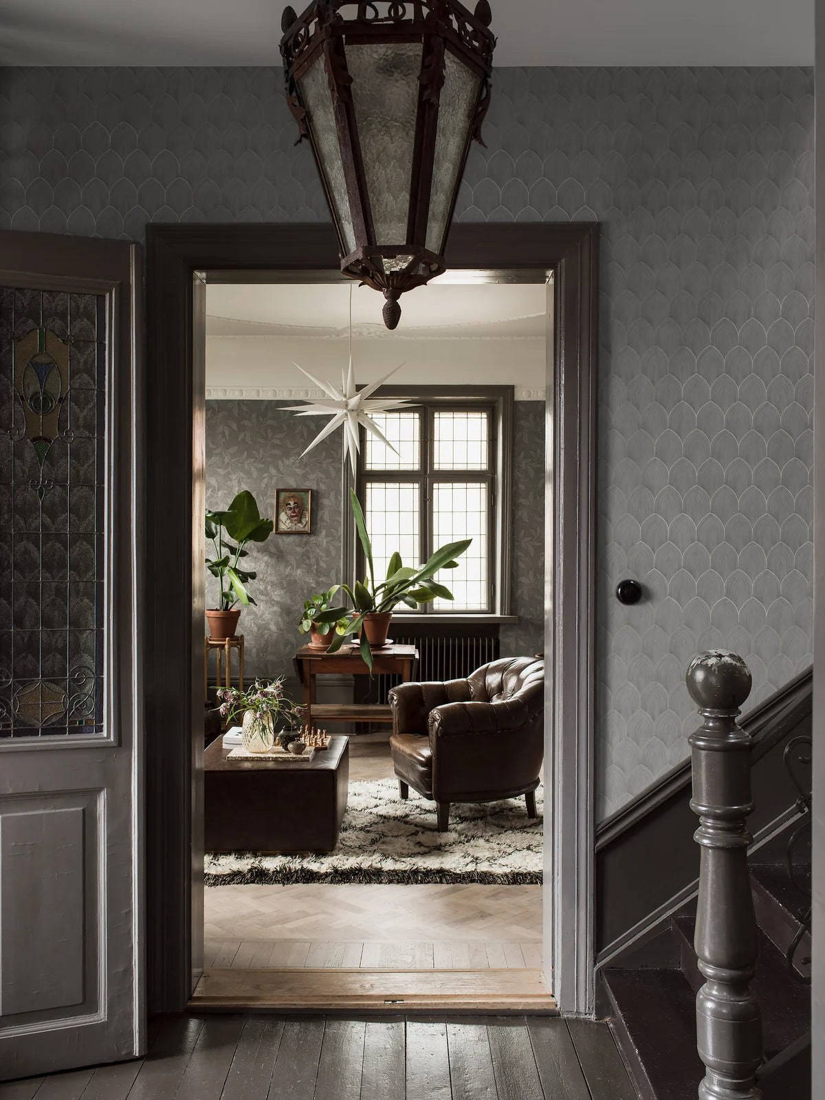 Wallpaper with geometric arch pattern GOLDEN ARCHES gray