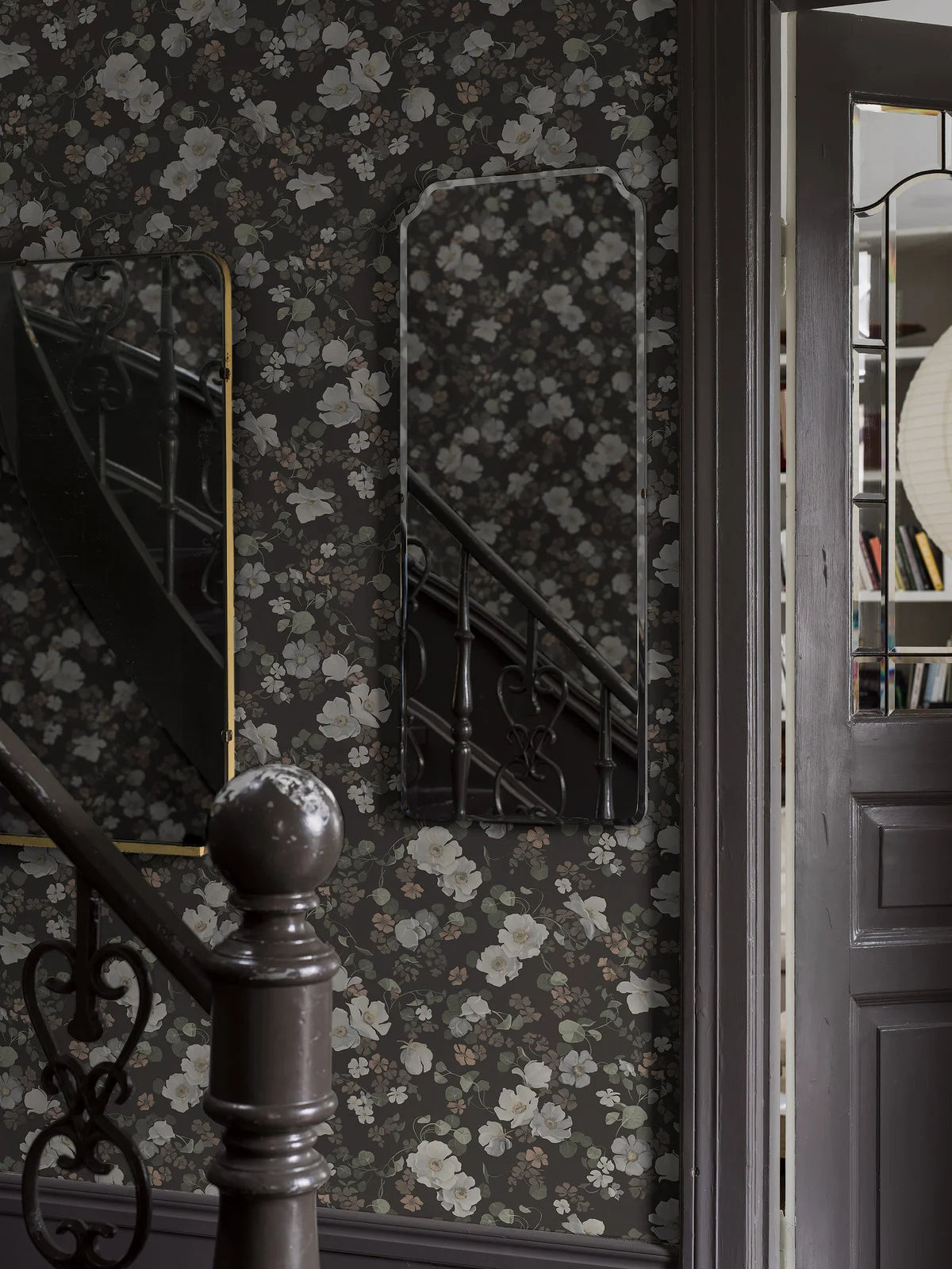 Vliesbehang met een plantaal patroon BETOVERENDE BLOEM bruin met wit