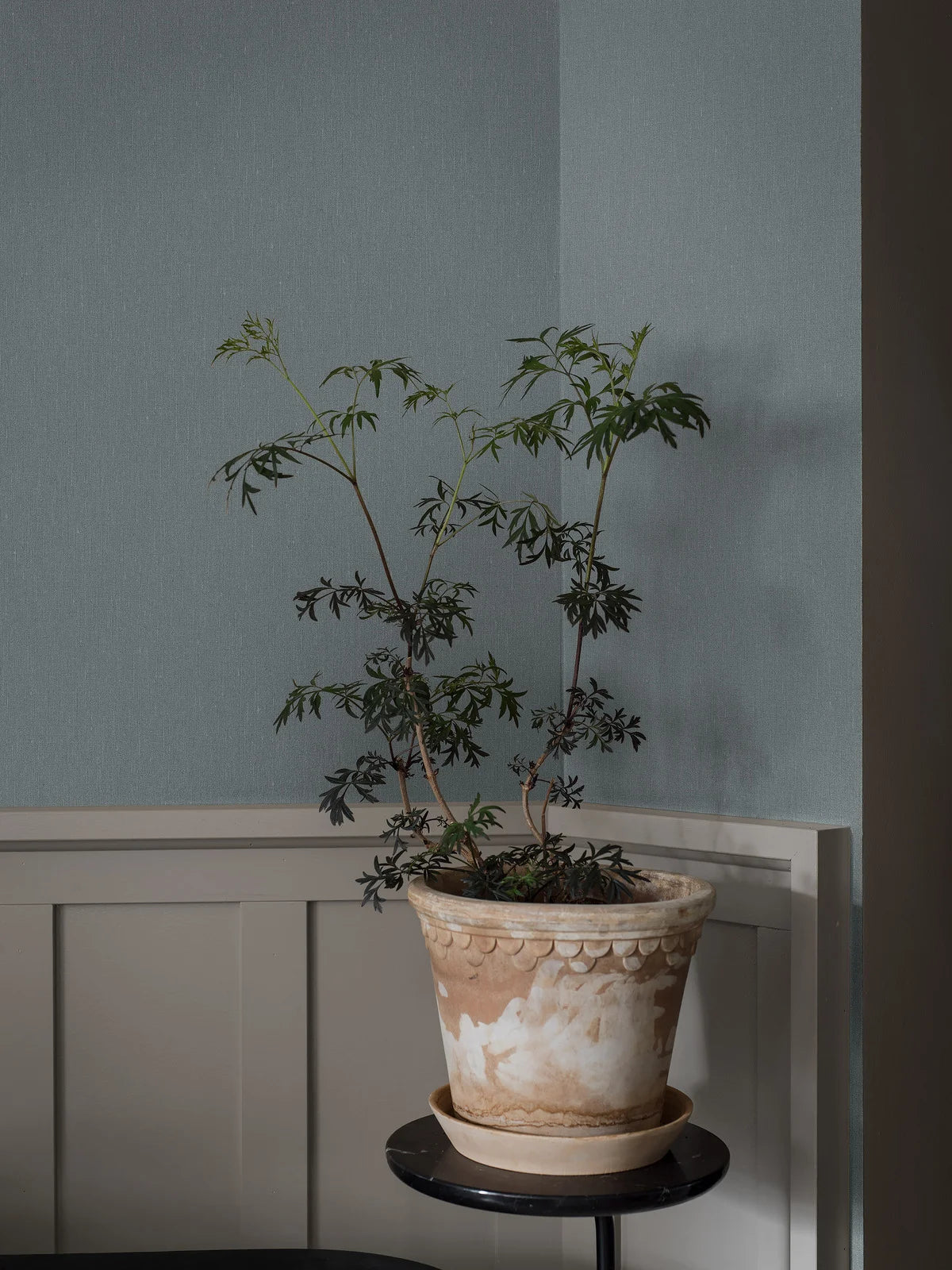 Structuurbehang dat linnen imiteert LINEN - DUSTY DENIM gedempt blauw