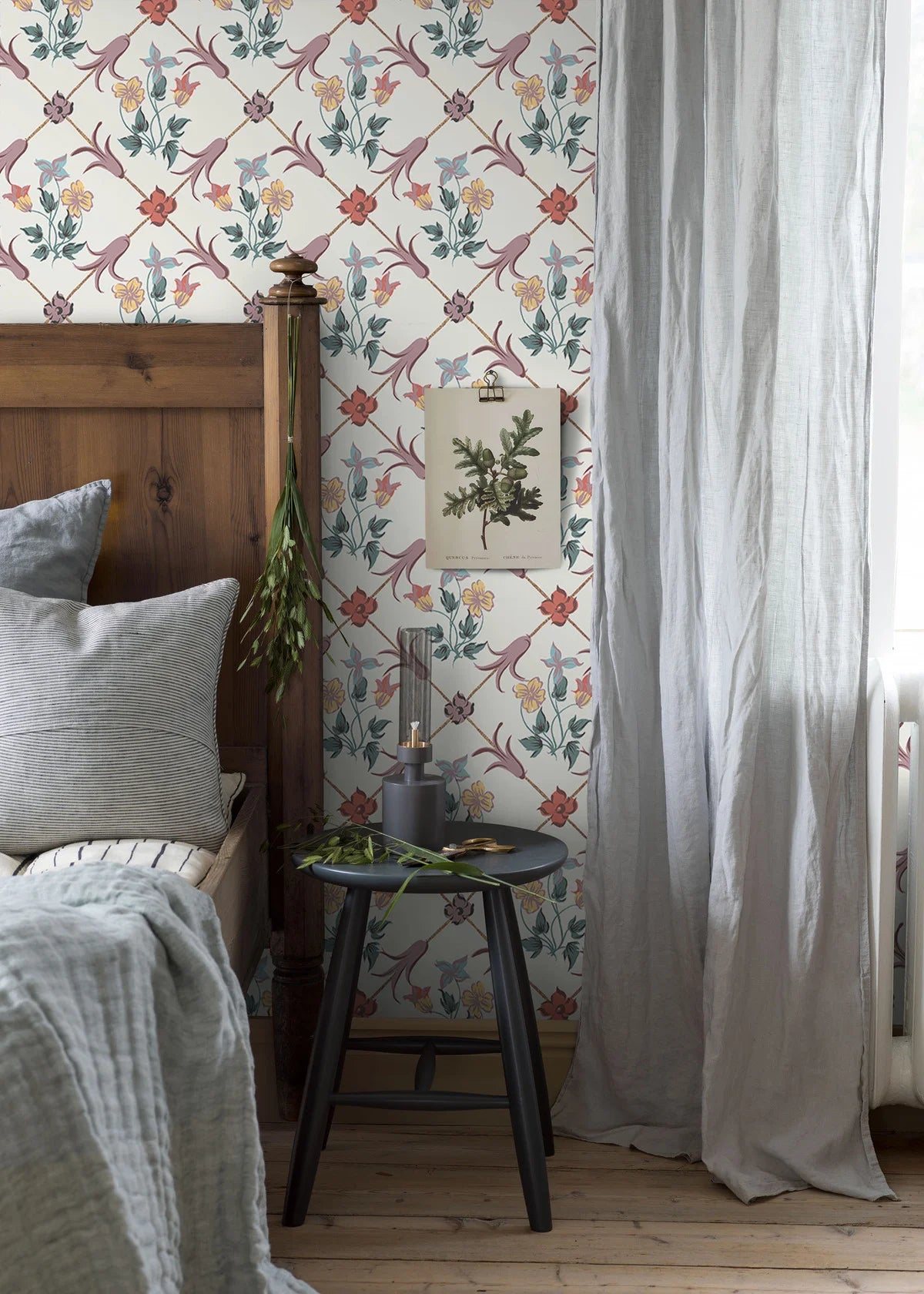 Vliesbehang met plantaal patroon TESSIN wit met lavendel en groen