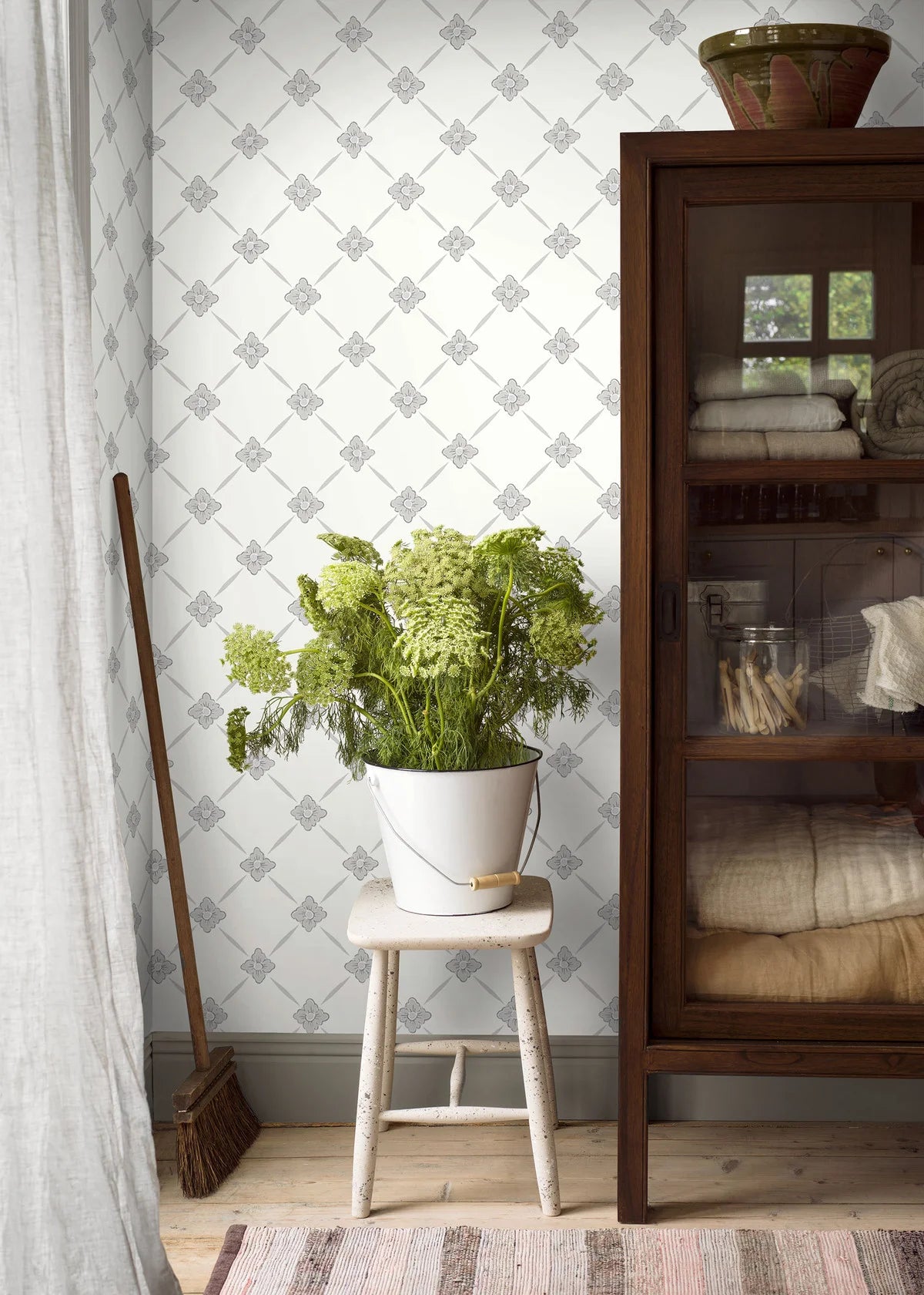 Vlies-Tapete mit pflanzlichem Muster LINNÉ warmweiß mit grau-beigen Akzenten