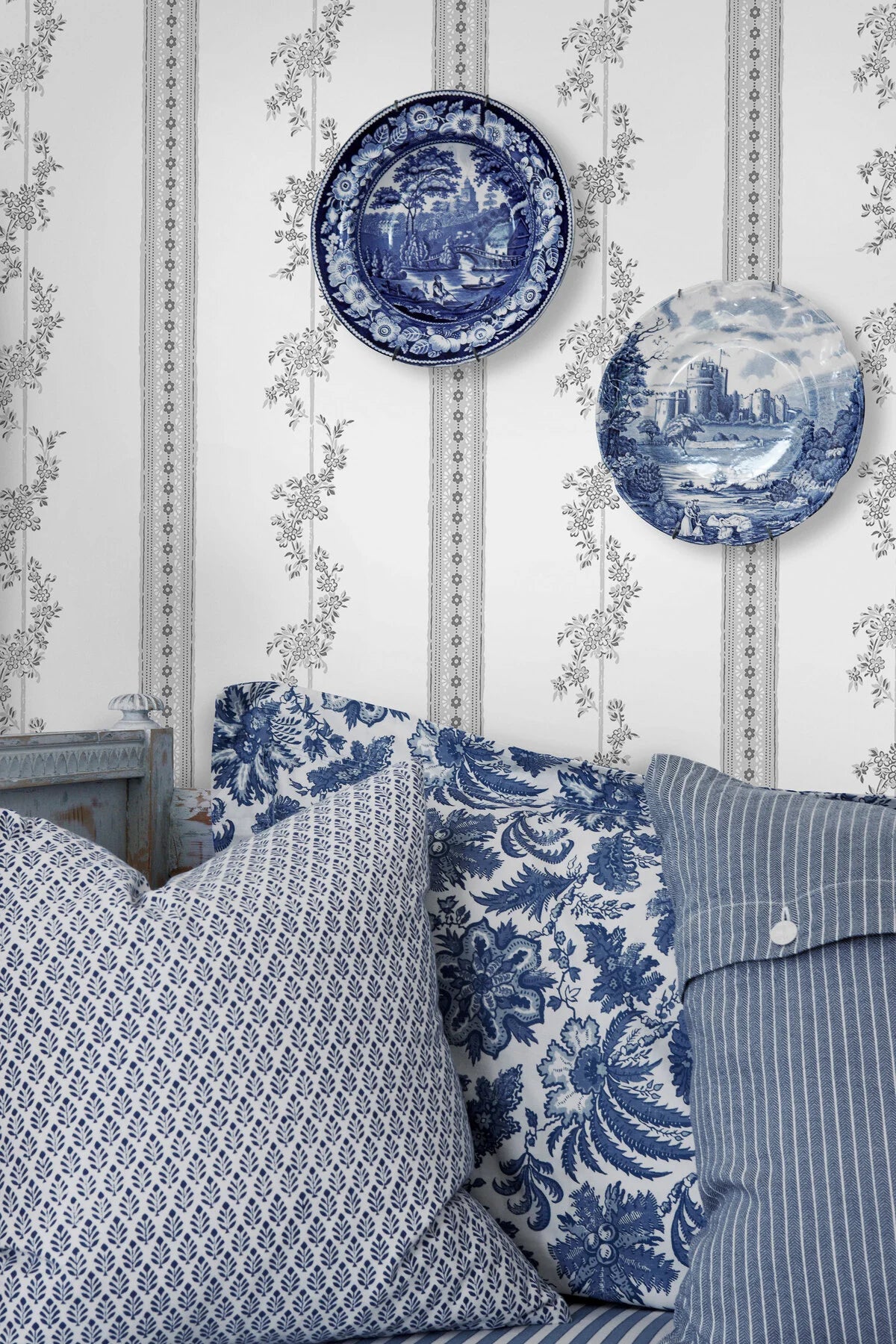 Vliesbehang met plantaal patroon DROTTNINGHOLM grijs met wit