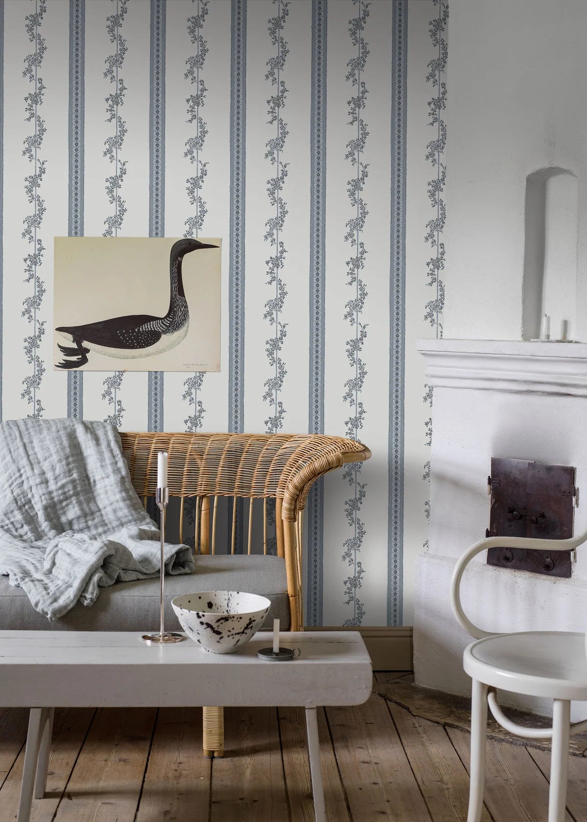 Papierbehang van vlies met plantaal patroon DROTTNINGHOLM blauw met crème