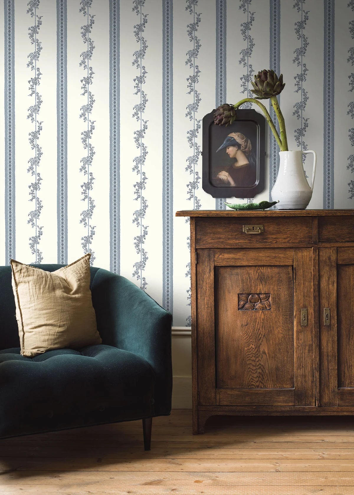 Papierbehang van vlies met plantaal patroon DROTTNINGHOLM blauw met crème