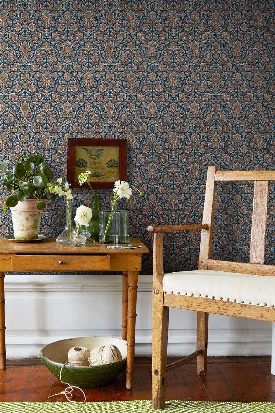 Vliesbehang van papier met plantaal patroon FOGLAVIK bruin met blauw