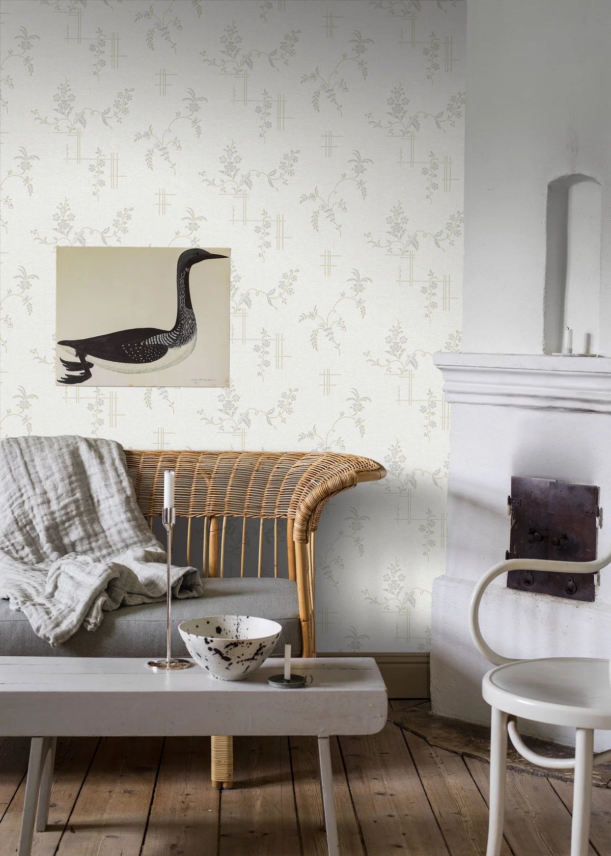 Vliesbehang met plantaal patroon ULRICEHAMN gebroken wit met zilver