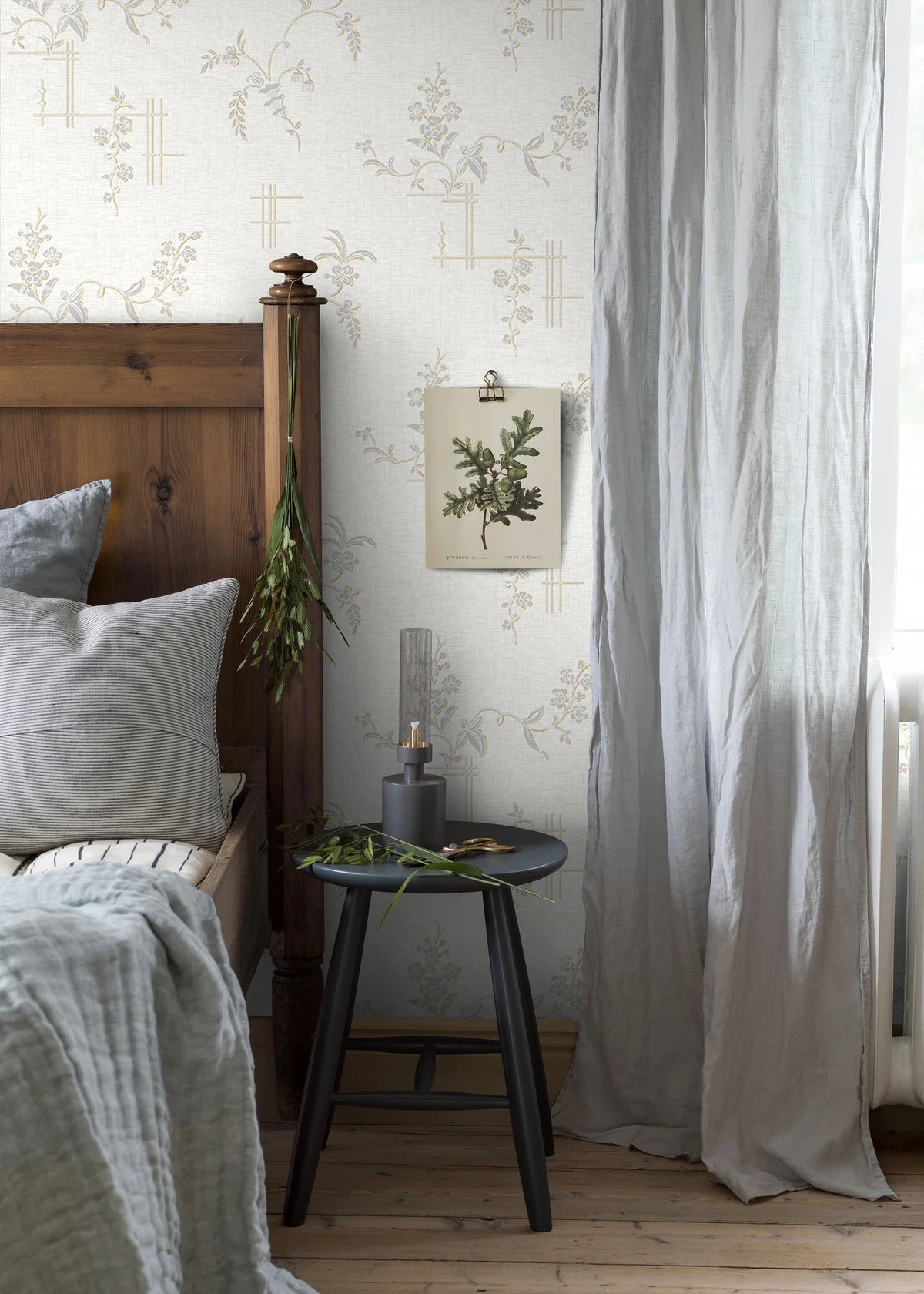 Vliesbehang met plantaal patroon ULRICEHAMN gebroken wit met zilver