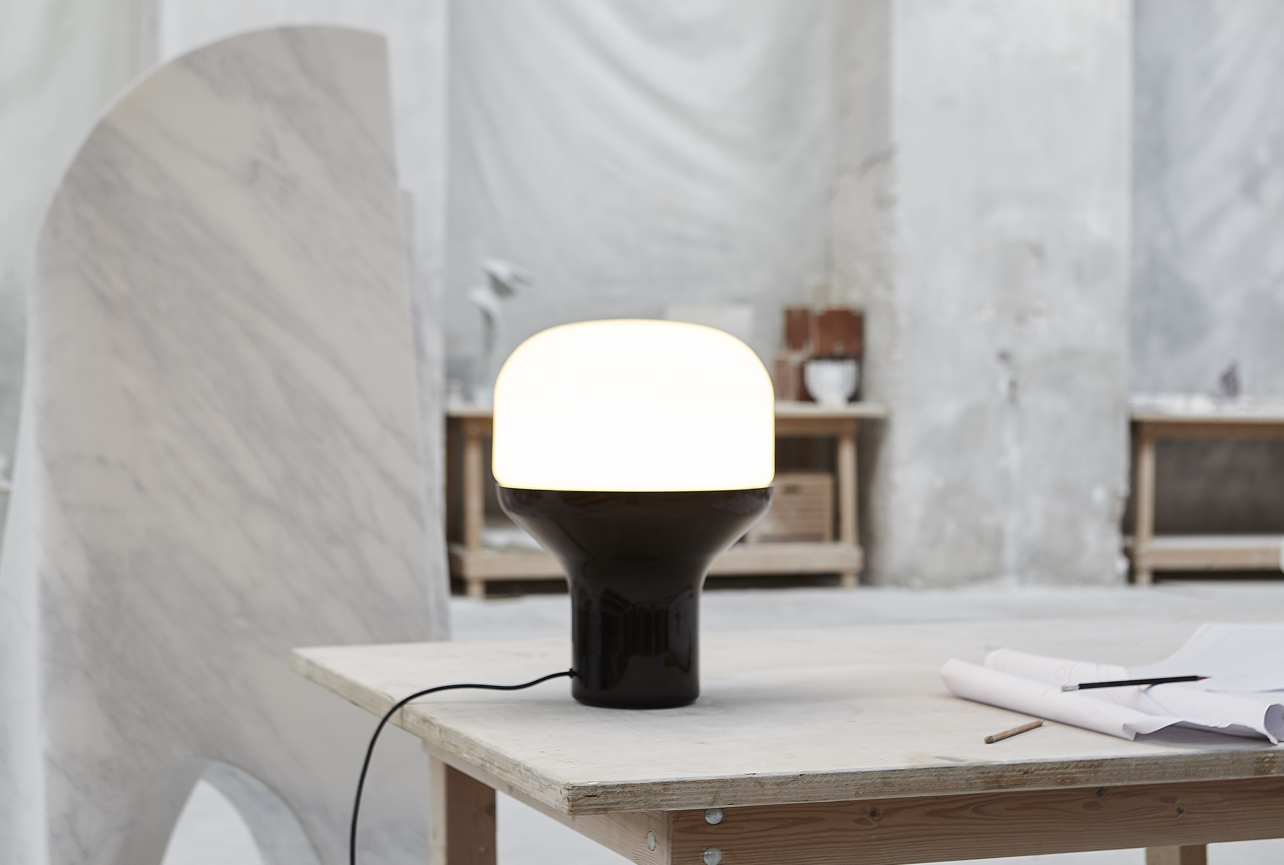 Tafellamp DELUX met opaalglas en een zwarte voet