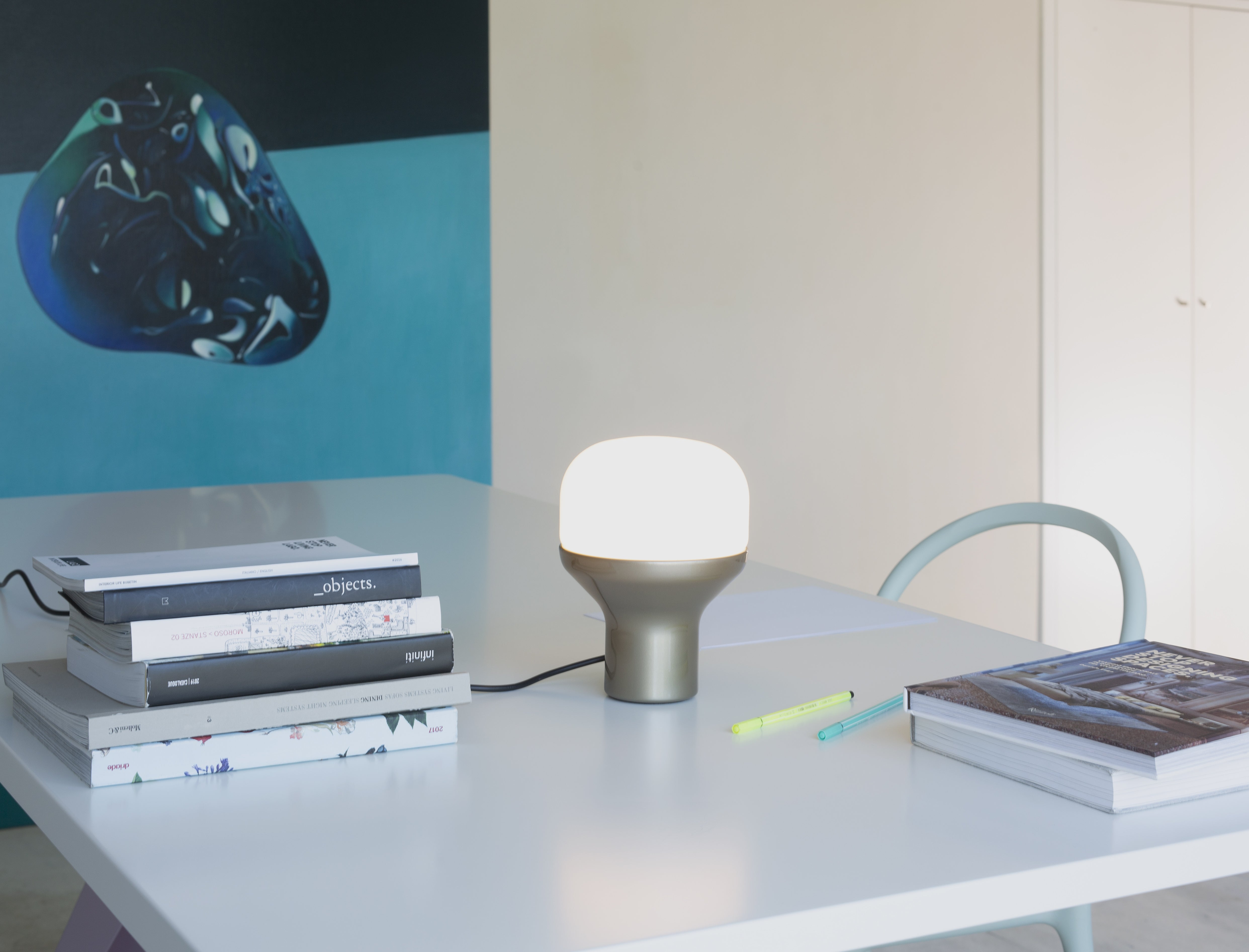 Tafellamp DELUX met opaalglas en een zwarte voet