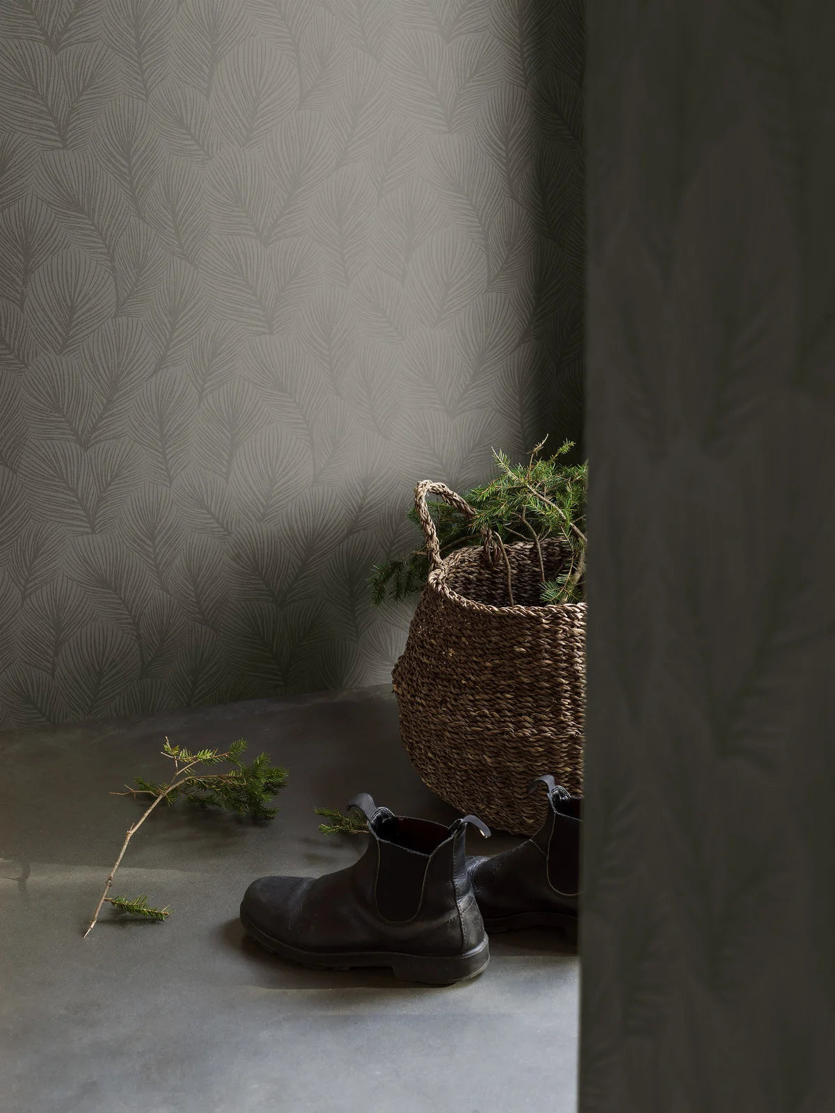 Behang met plantmotief in dennenboom PINE TREE donkergroen