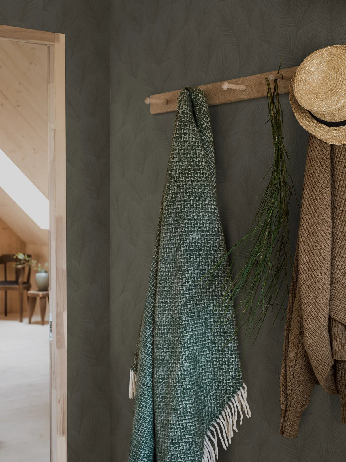 Behang met plantmotief in dennenboom PINE TREE donkergroen