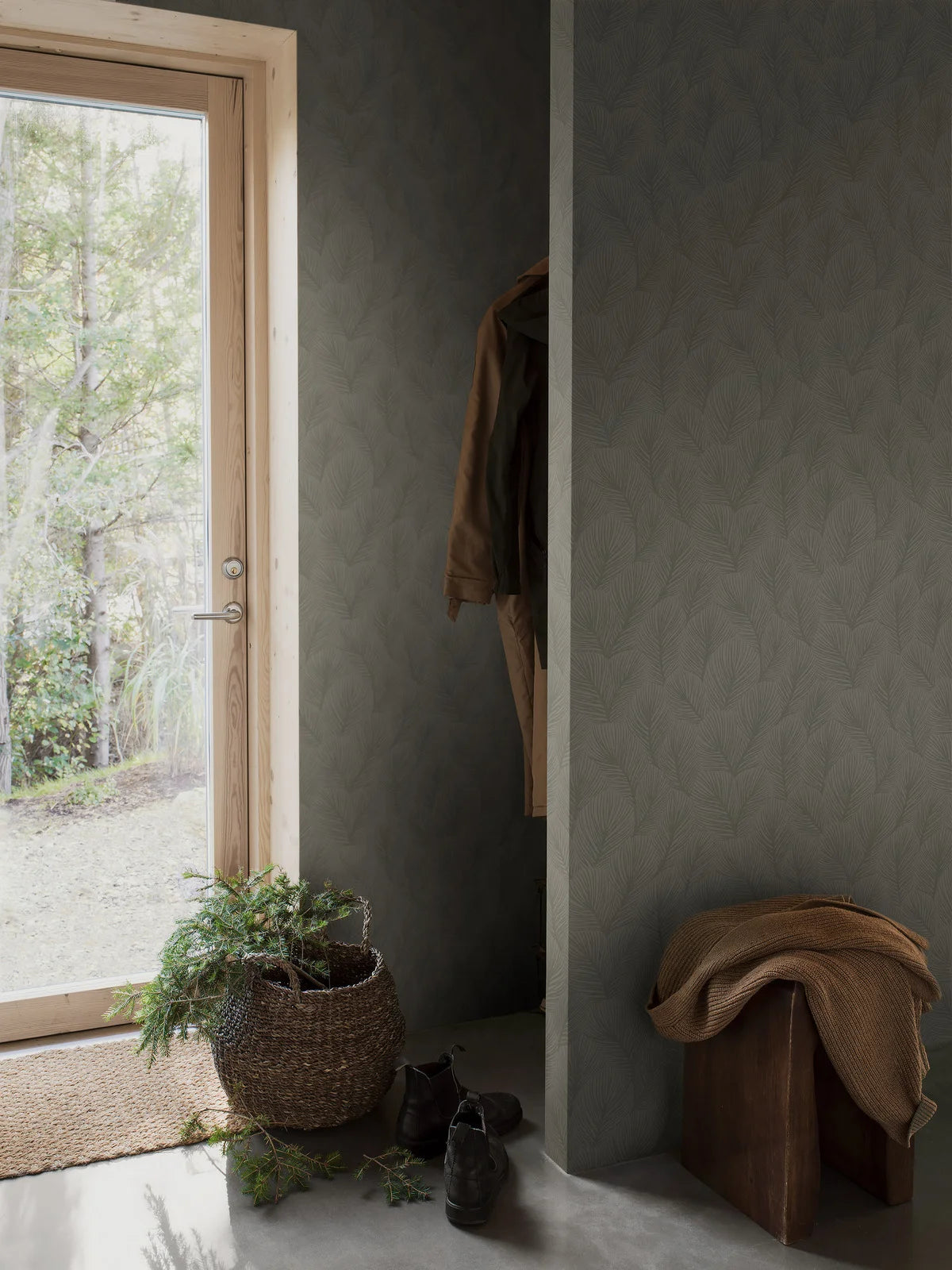 Behang met plantmotief in dennenboom PINE TREE donkergroen