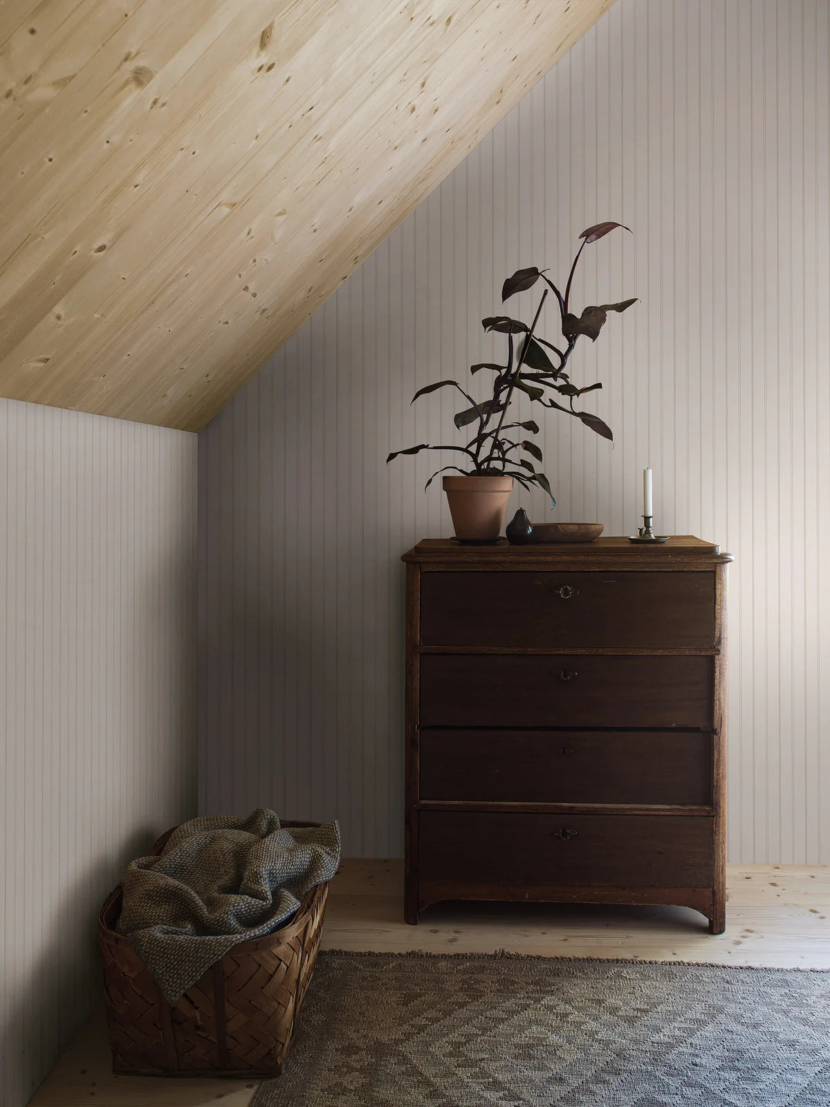 Beige gestreepte behang WOODLAND STRIPE met grijs