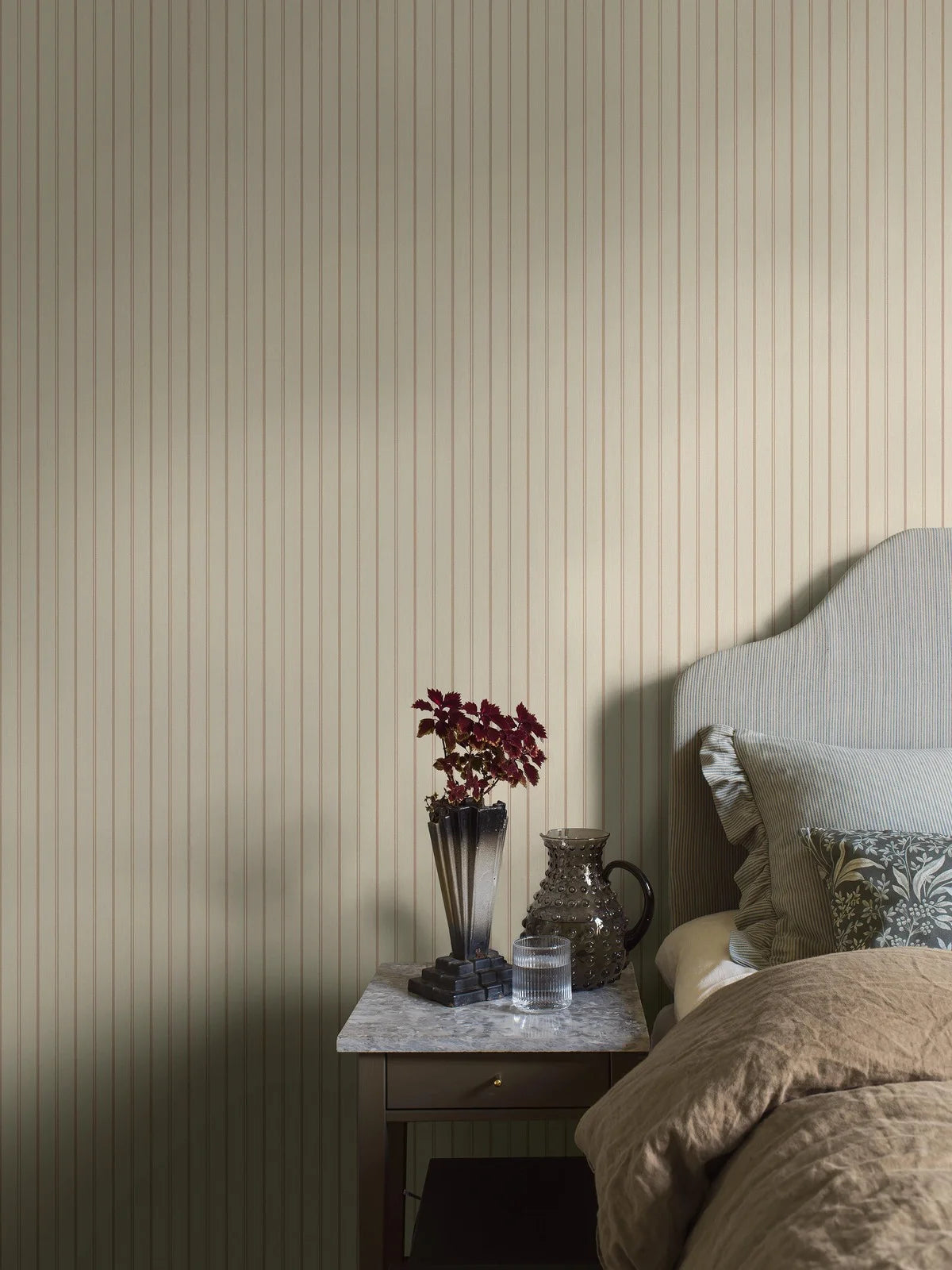 Beige gestreepte behang WOODLAND STRIPE