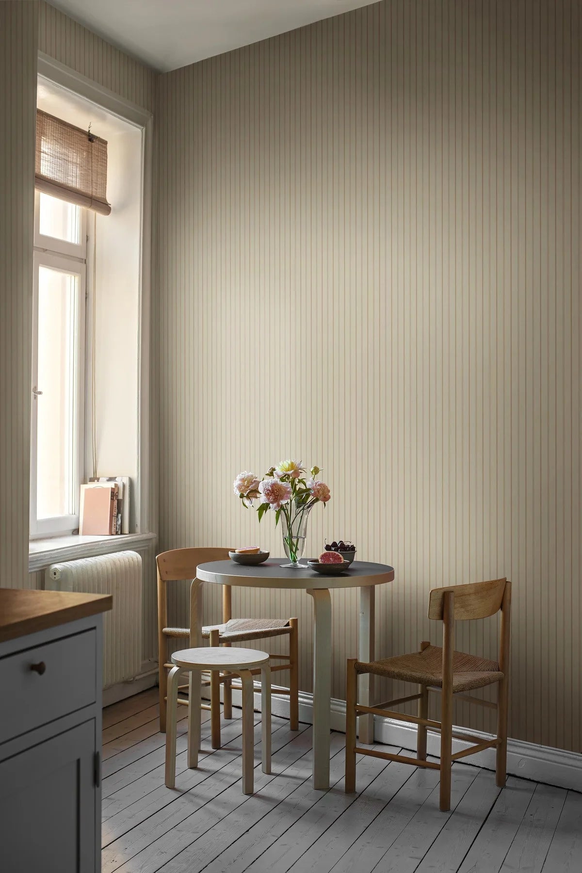 Beige gestreepte behang WOODLAND STRIPE