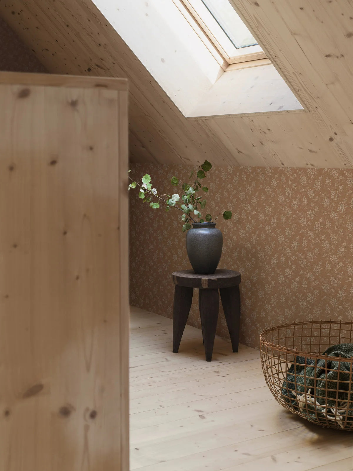 Beige en bruine bloemenprint behang HIP ROSE