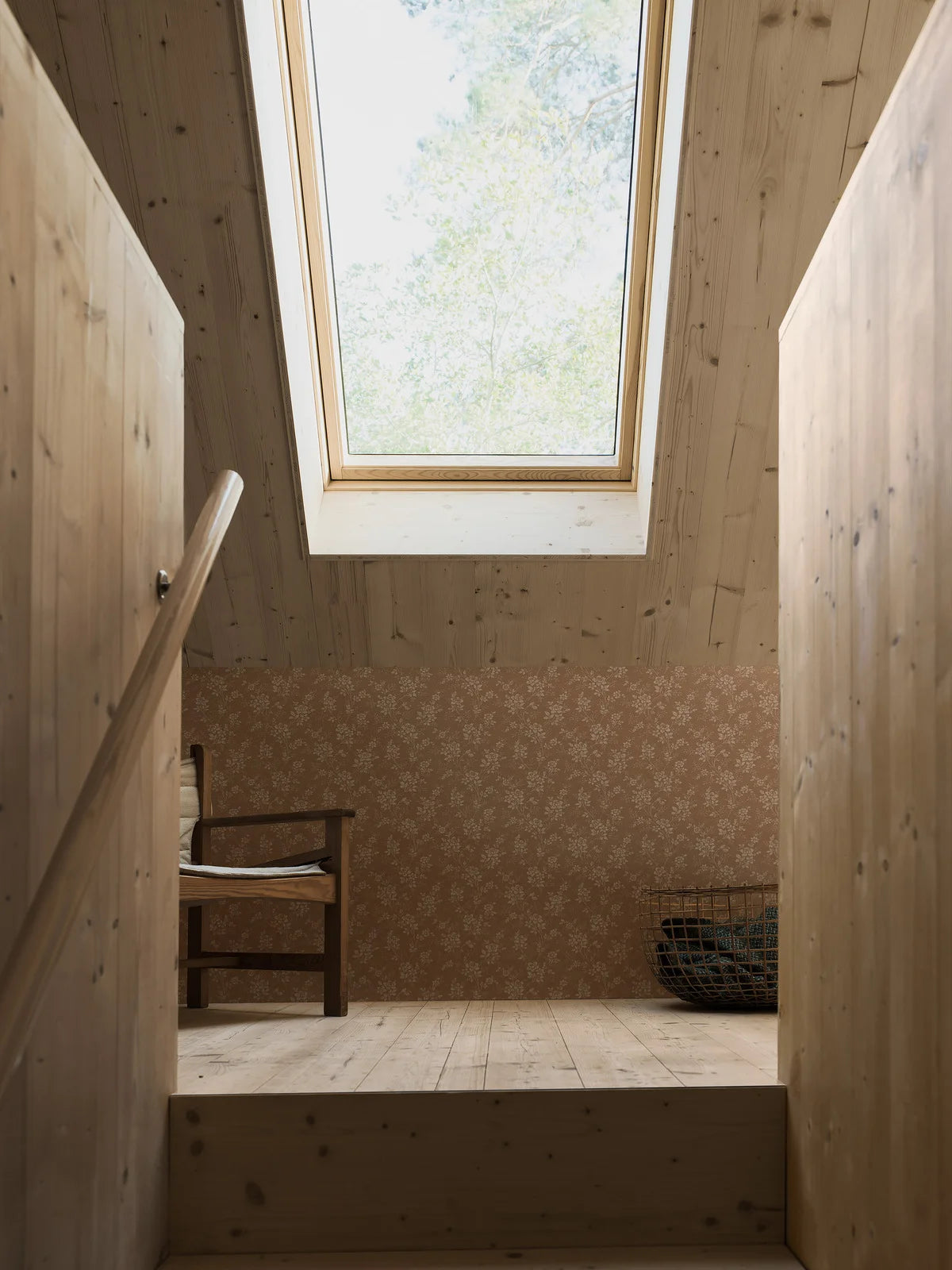 Beige en bruine bloemenprint behang HIP ROSE