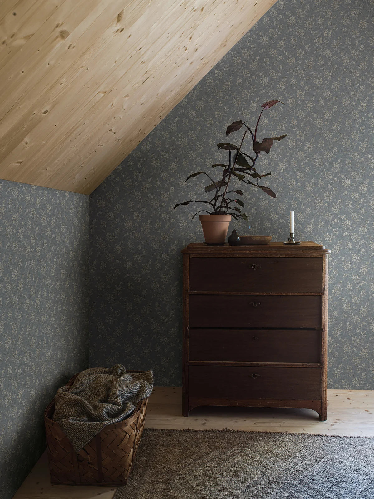 Tapete mit floralem Blumenmuster HIP ROSE hellblau mit beige