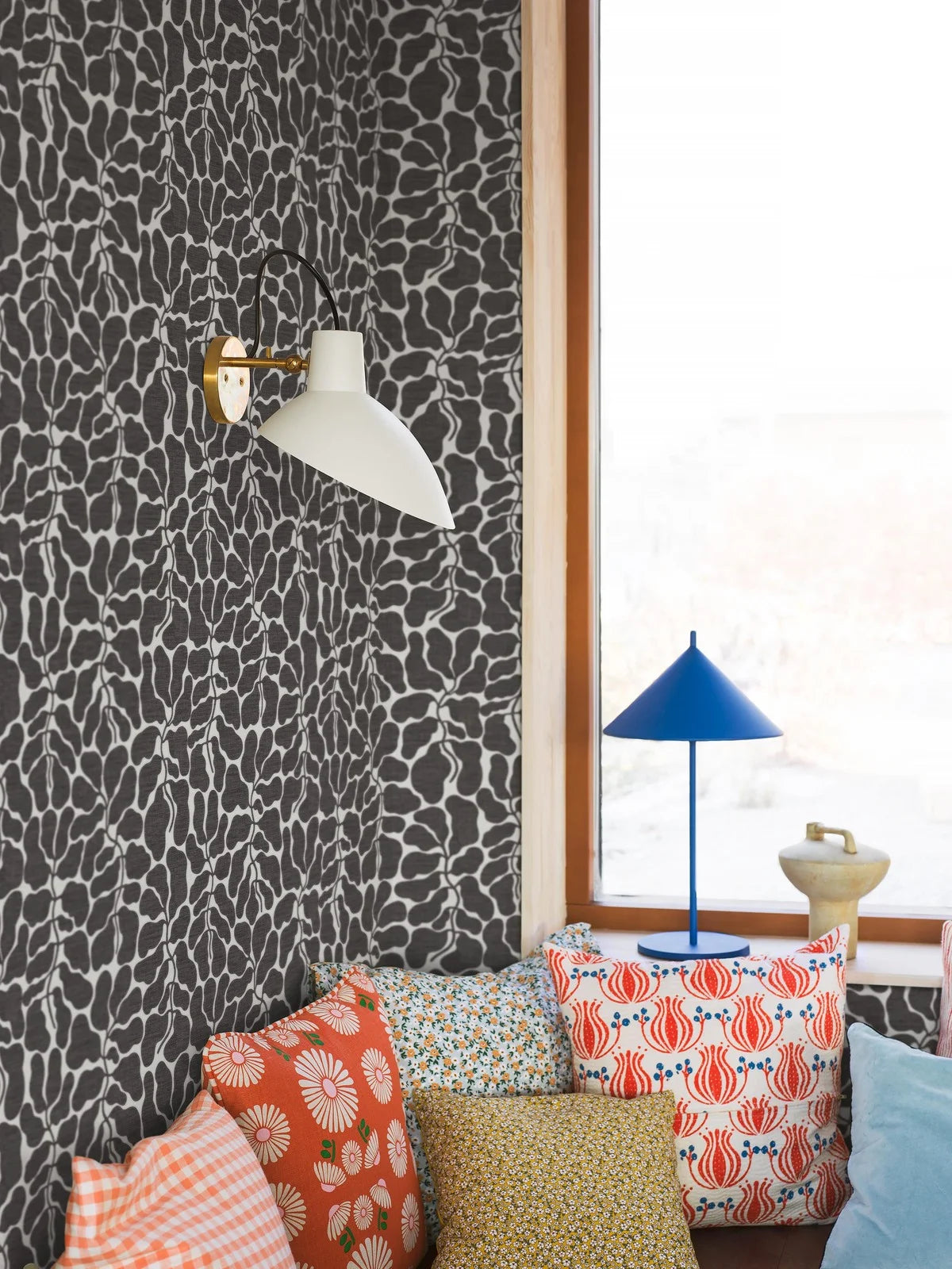 Non-woven paper wallpaper with a botanical pattern MY SECRET GARDEN black and white
