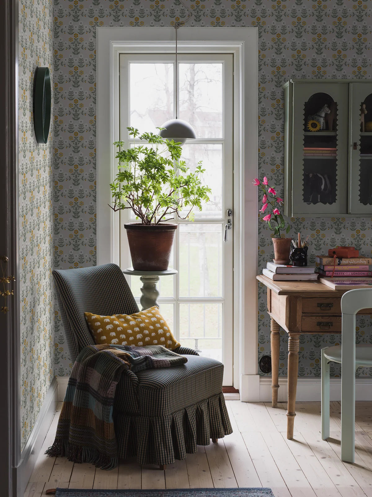 SIPPOR Floral Pattern Wallpaper in Gray Beige with Yellow
