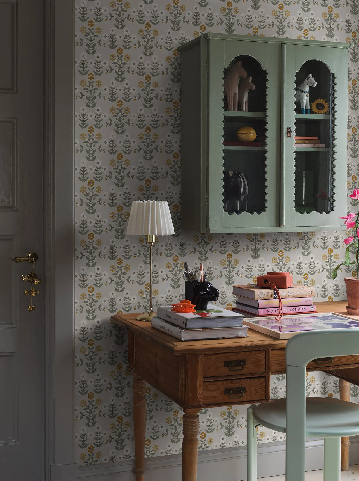 SIPPOR Floral Pattern Wallpaper in Gray Beige with Yellow