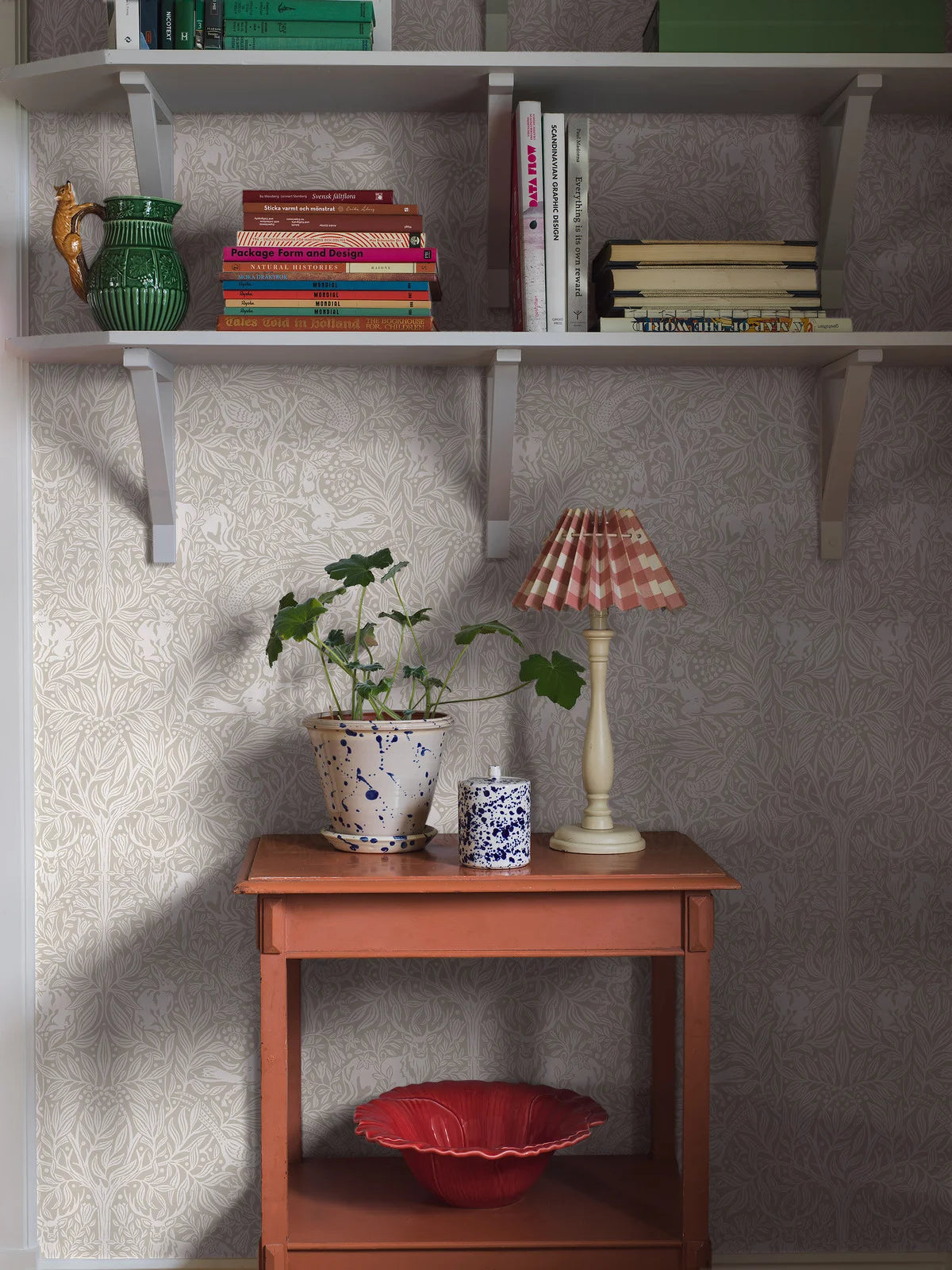 Beige behang met een plantenpatroon en bosmotief ONDER DE VADERBOOM met wit