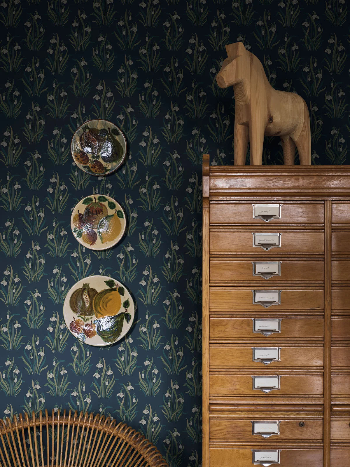 Blue and Green Floral Pattern Wallpaper SNODROPPE