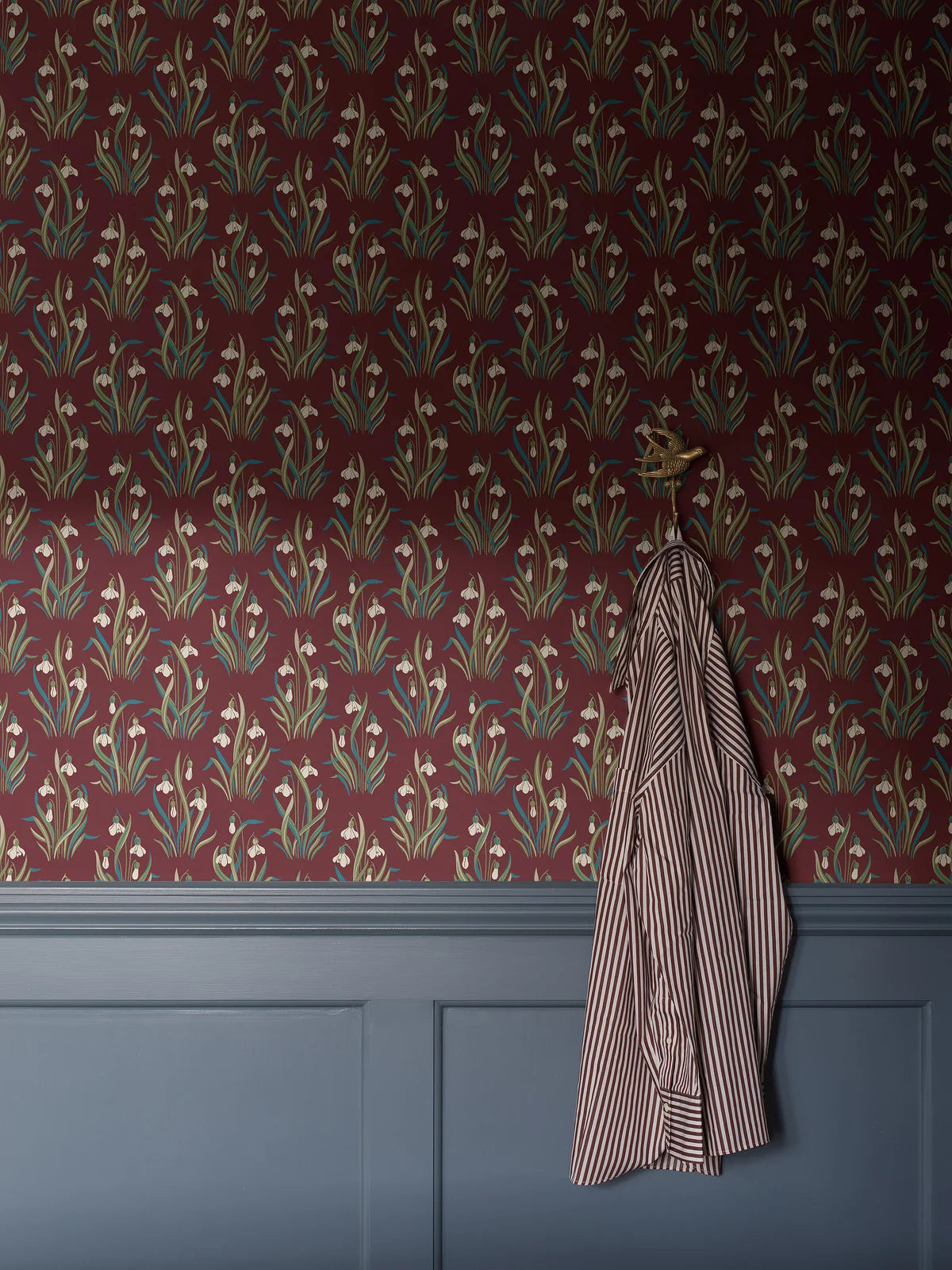 Tapete mit pflanzlichem Blumenmotiv SNODROPPE rot mit blau