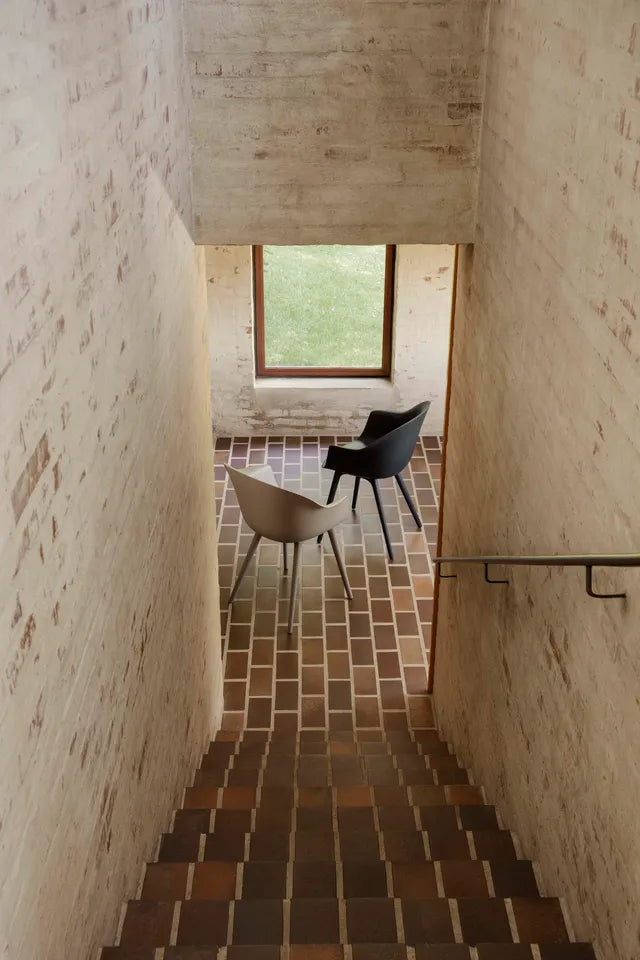 BAT Stuhl grau mit schwarzem Fuß