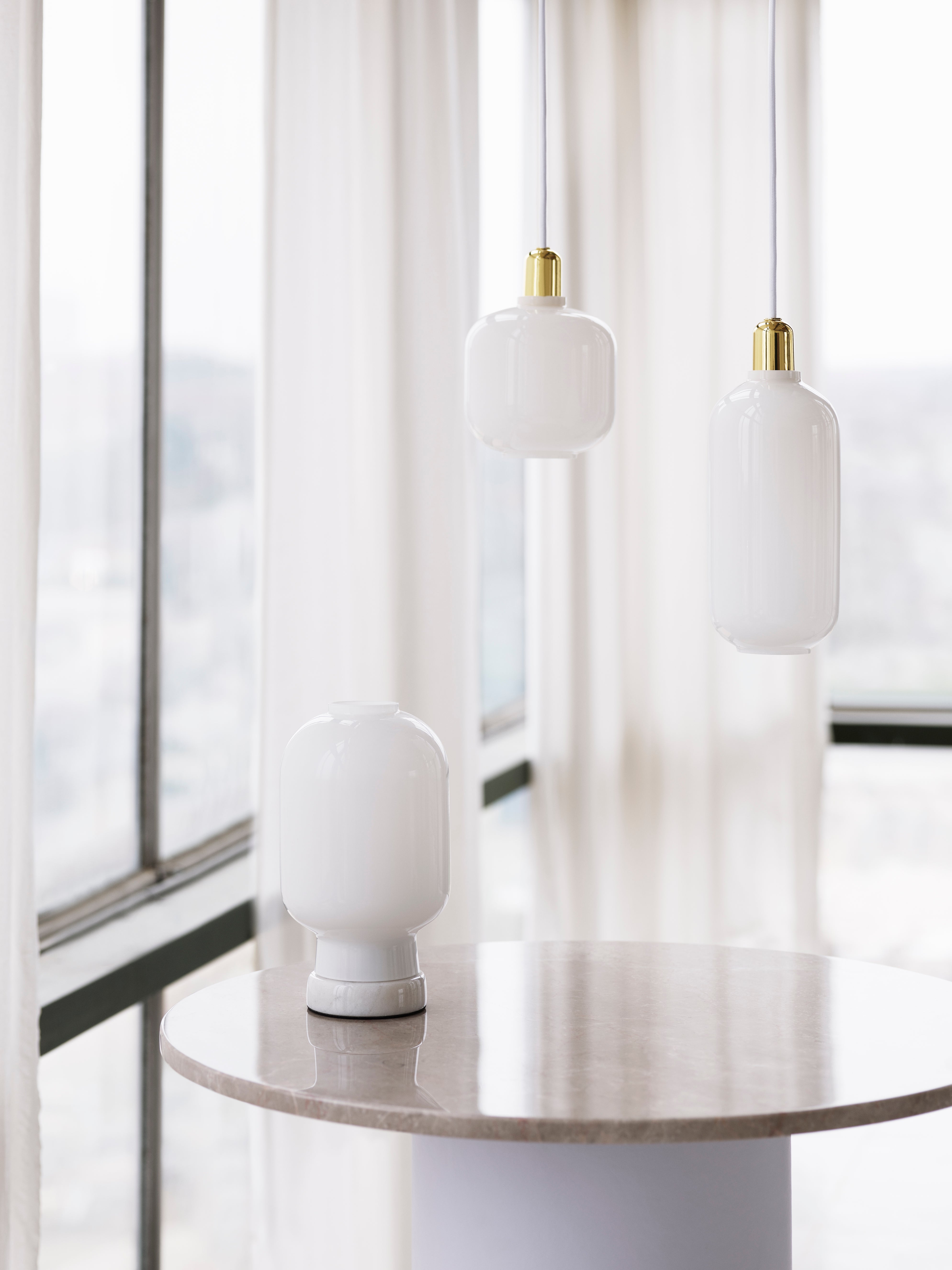 Hanglamp AMP wit glas met gouden afwerking