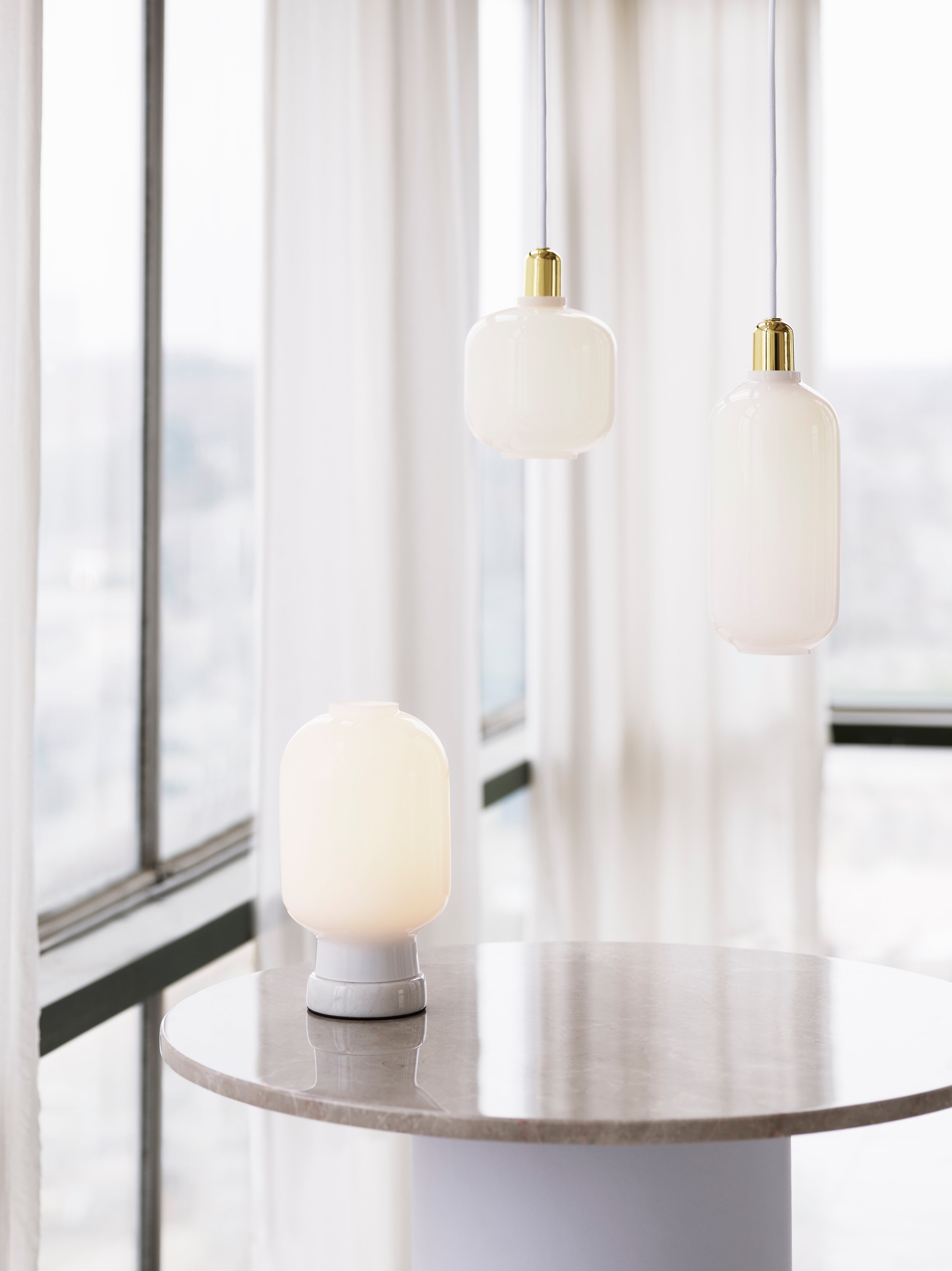 Hanglamp AMP wit glas met gouden afwerking
