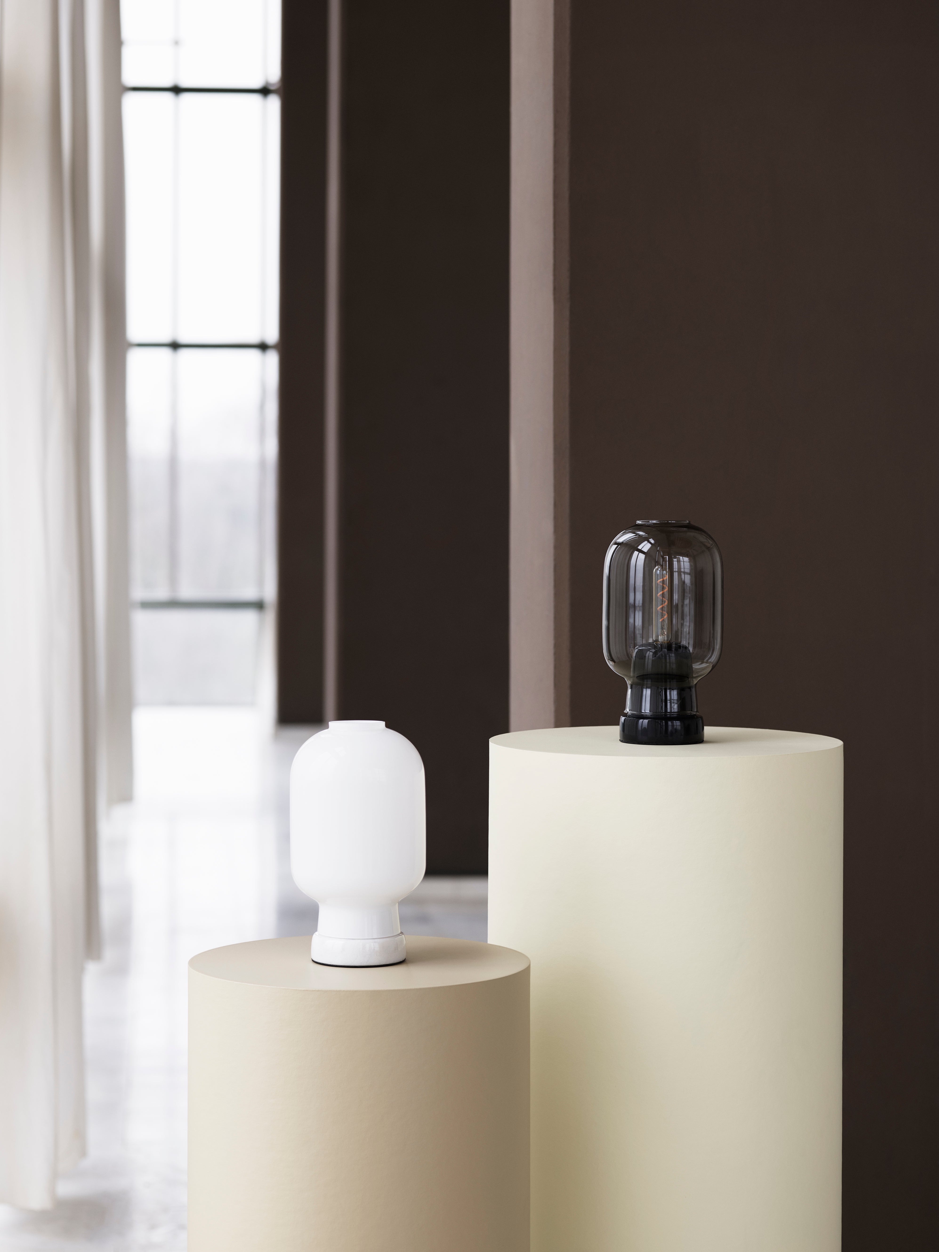 AMP Tischleuchte Rauchglas mit schwarzem Marmor