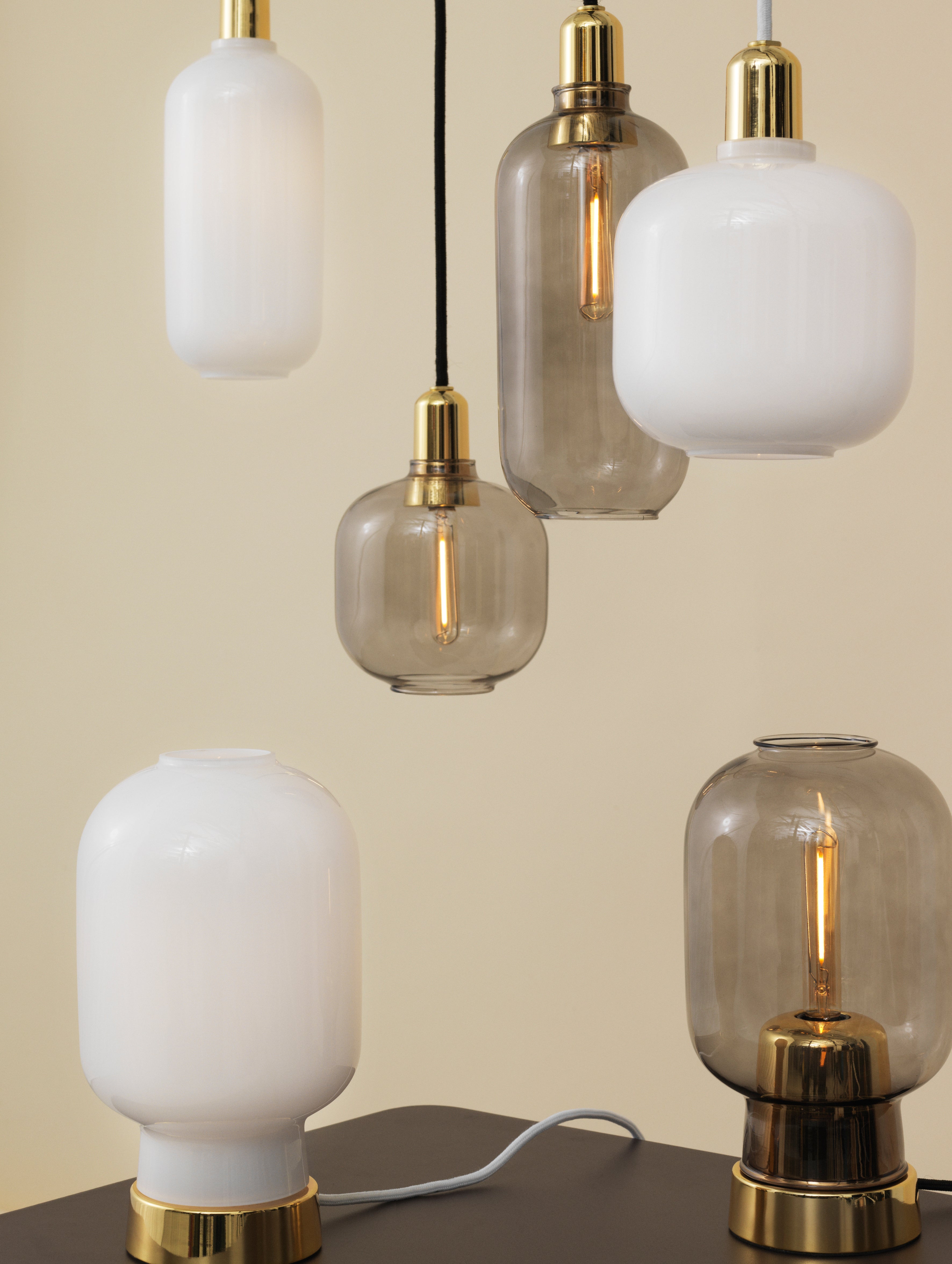 Hanglamp AMP wit glas met gouden afwerking