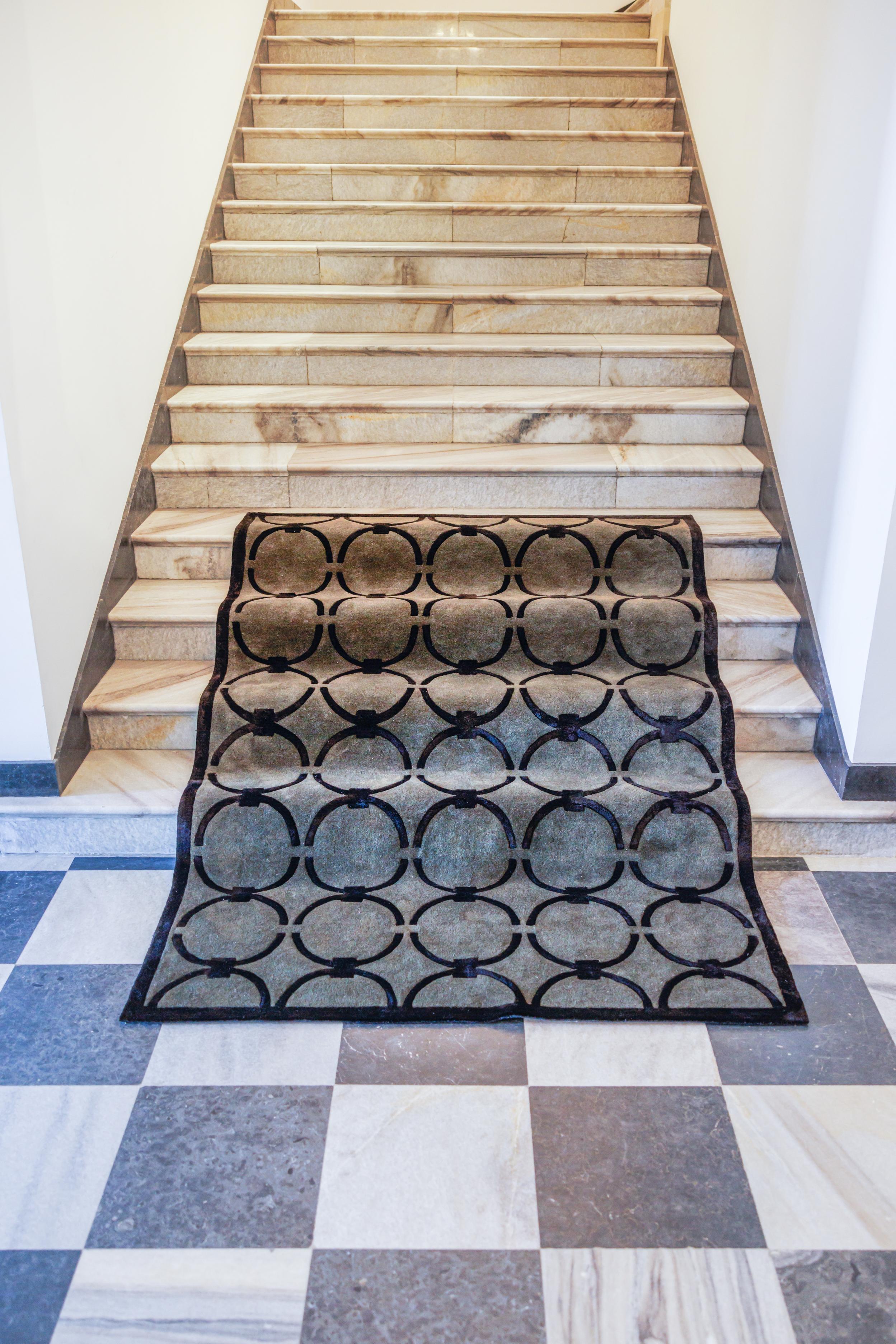 Glam tapijt donkergrijs met blauw geometrisch patroon