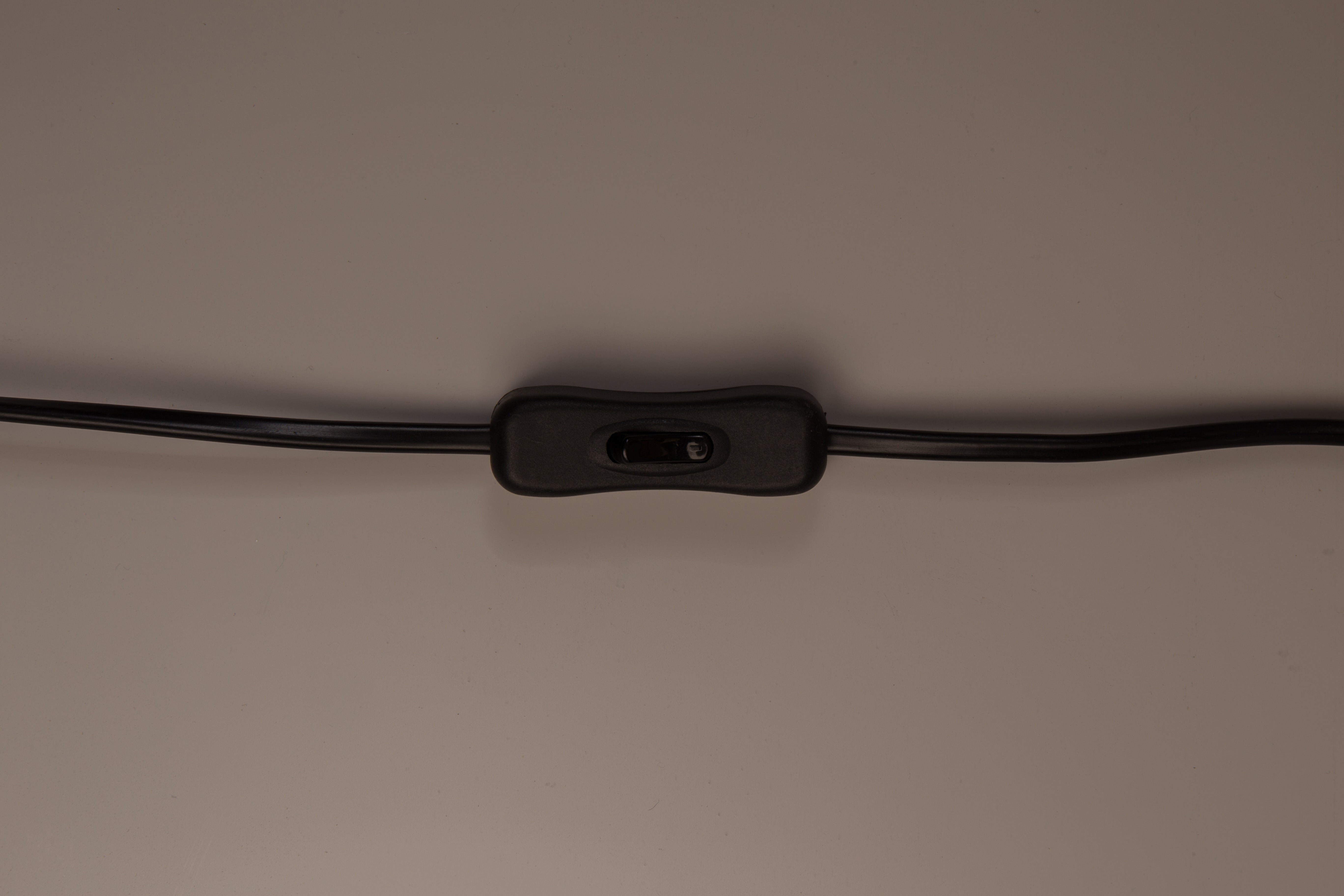 Tischlampe WOODLAND mit Eschenfurnier und schwarzem Sockel