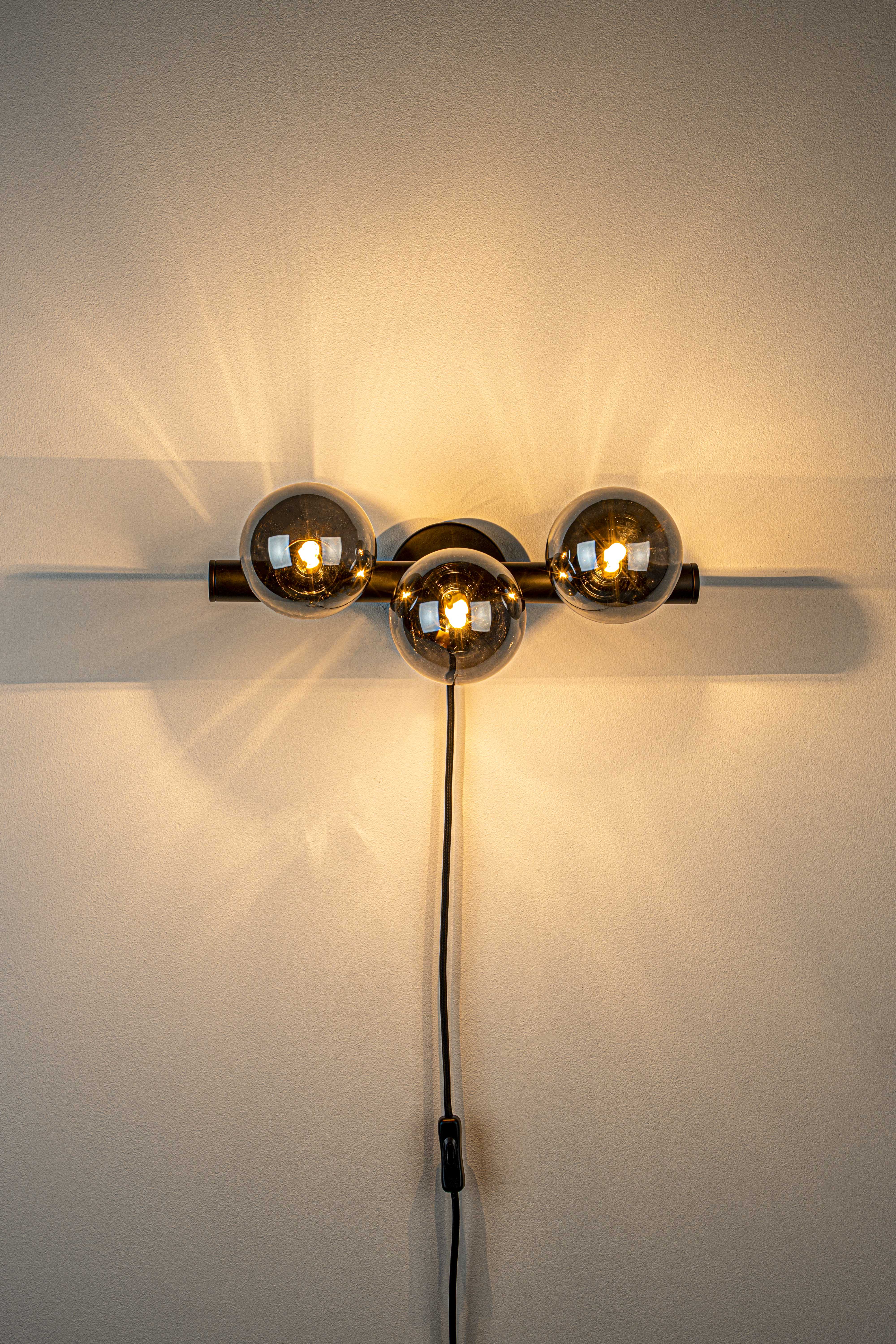 Wandleuchte mit drei Punkten MONICA rauchiges Glas