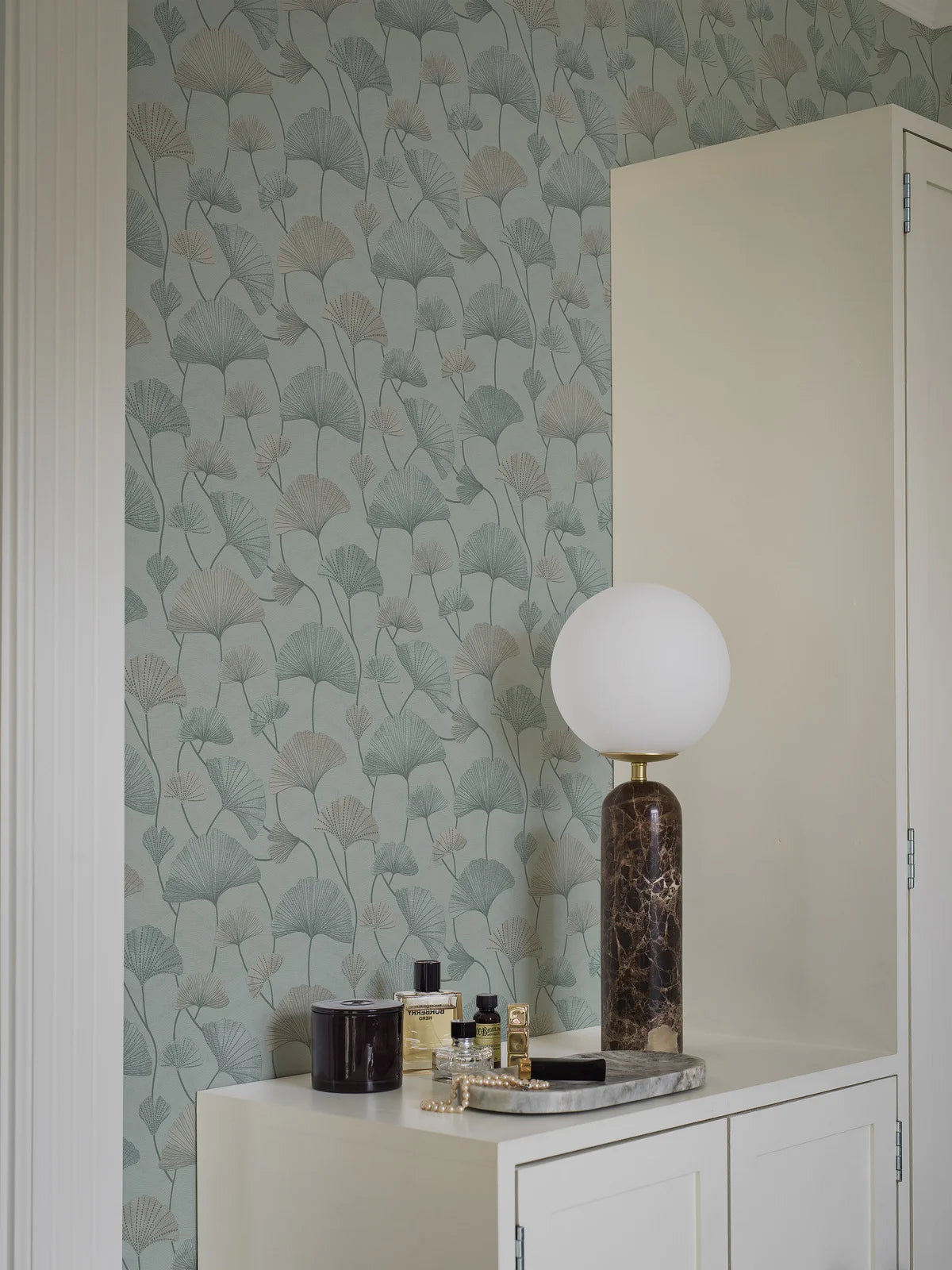 Structuurtapijt met plantaal motief SOPHIA gedempt groen