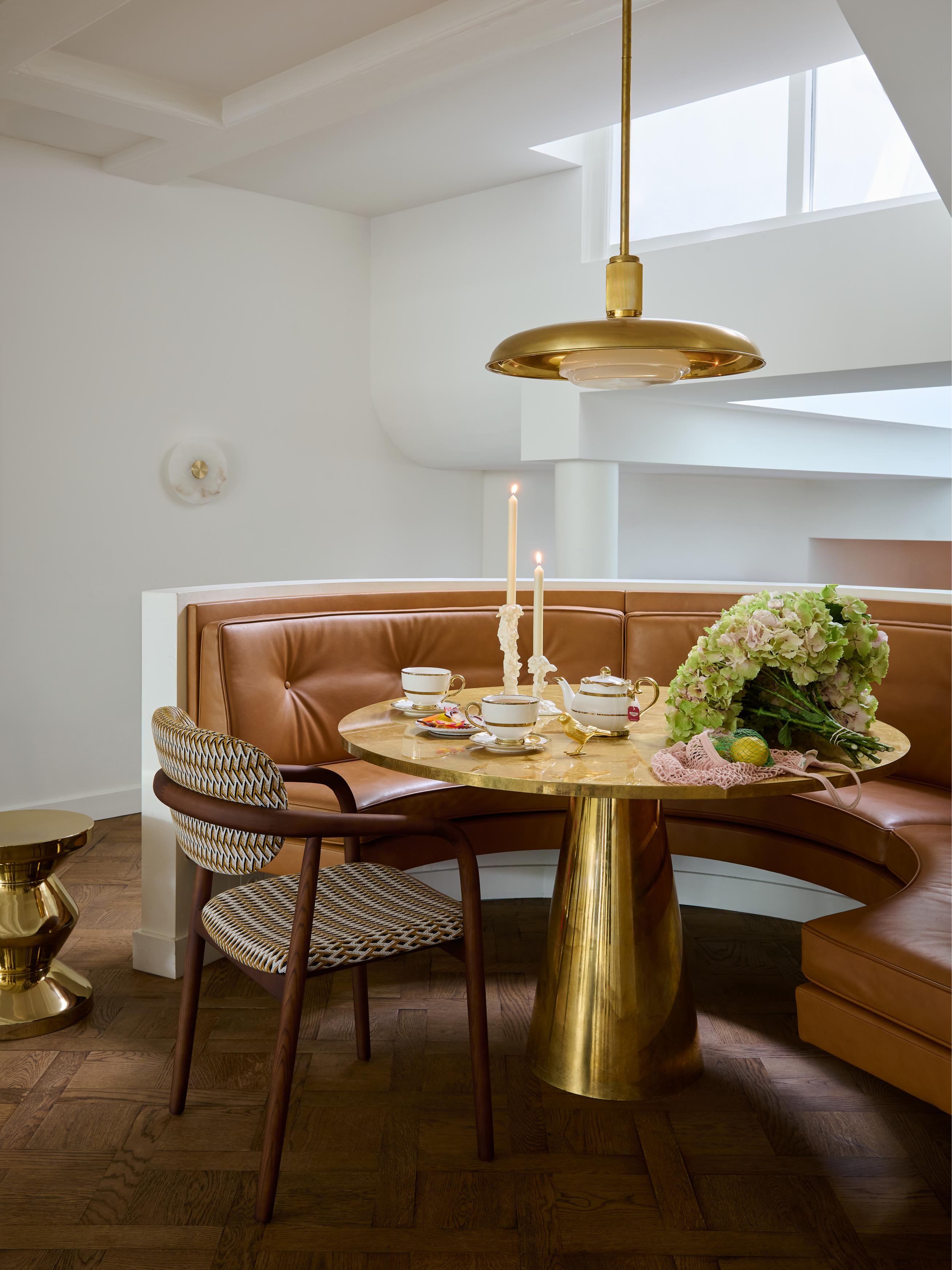 HENRY armstoel in oranje met geometrisch patroon en houten basis