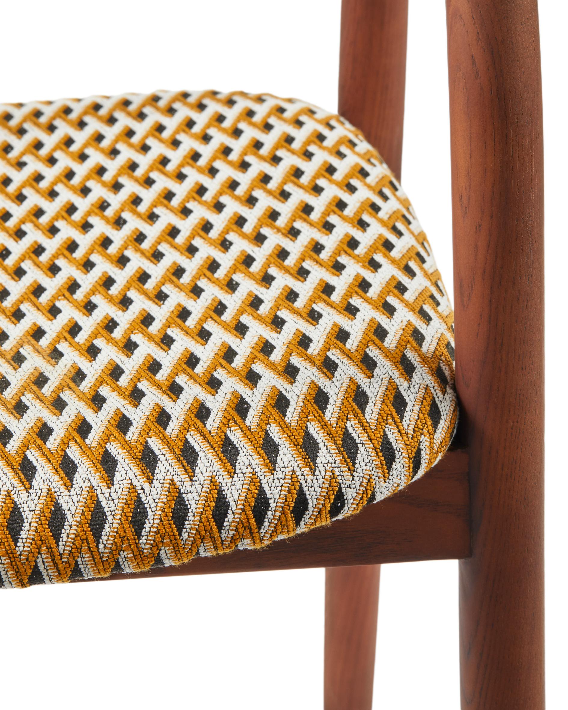 HENRY armstoel in oranje met geometrisch patroon en houten basis