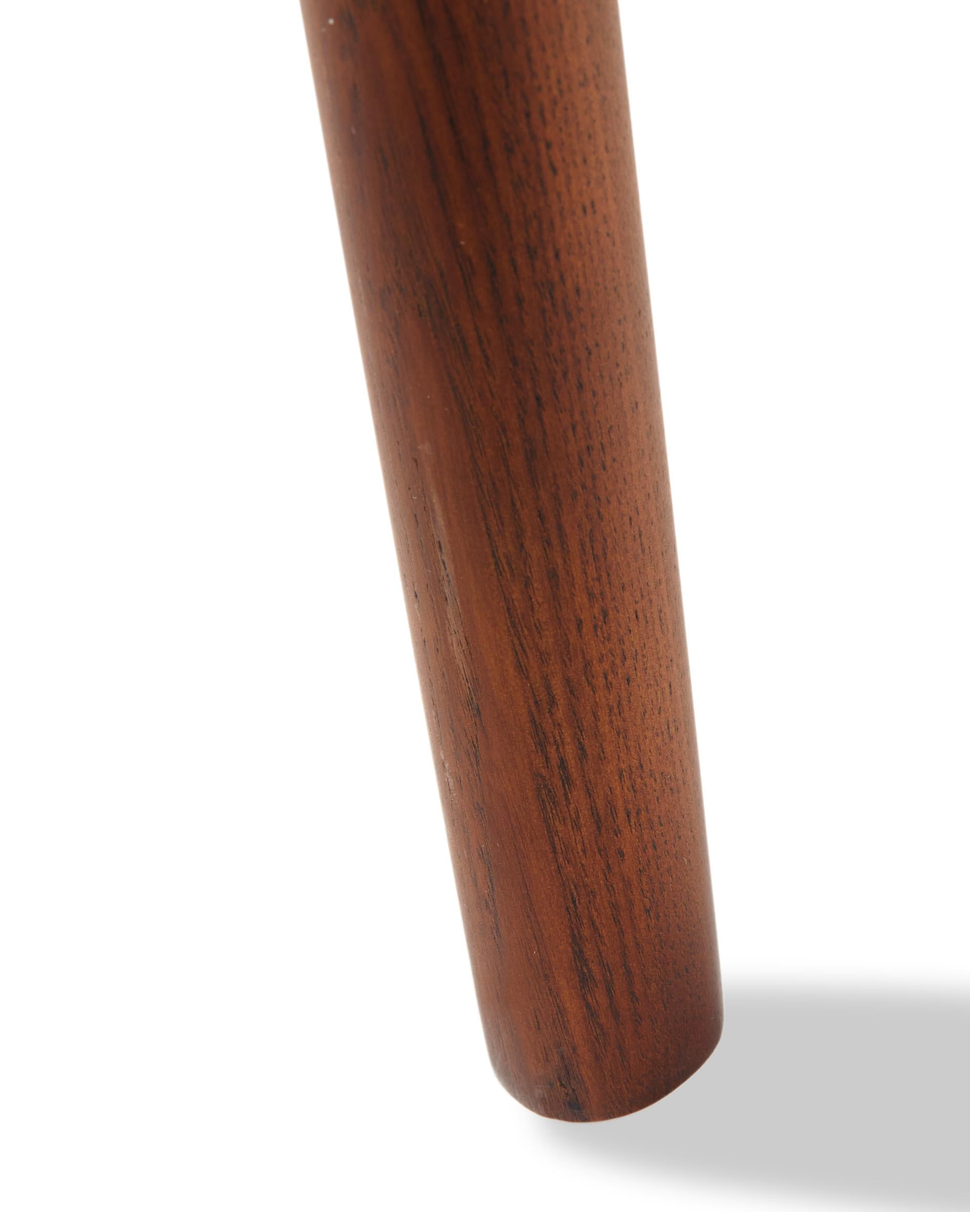 HENRY armstoel in oranje met geometrisch patroon en houten basis