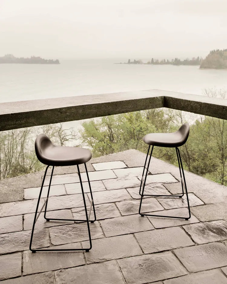 Hocker GUBI 3D witte zitting met verchroomde basis